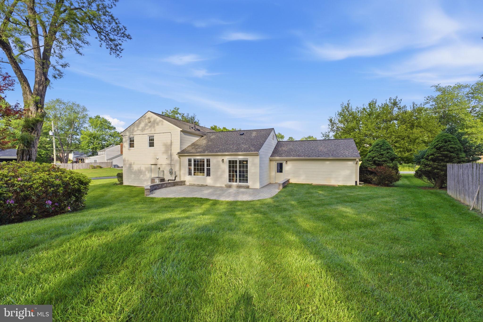 MANOR LAKE - Residential