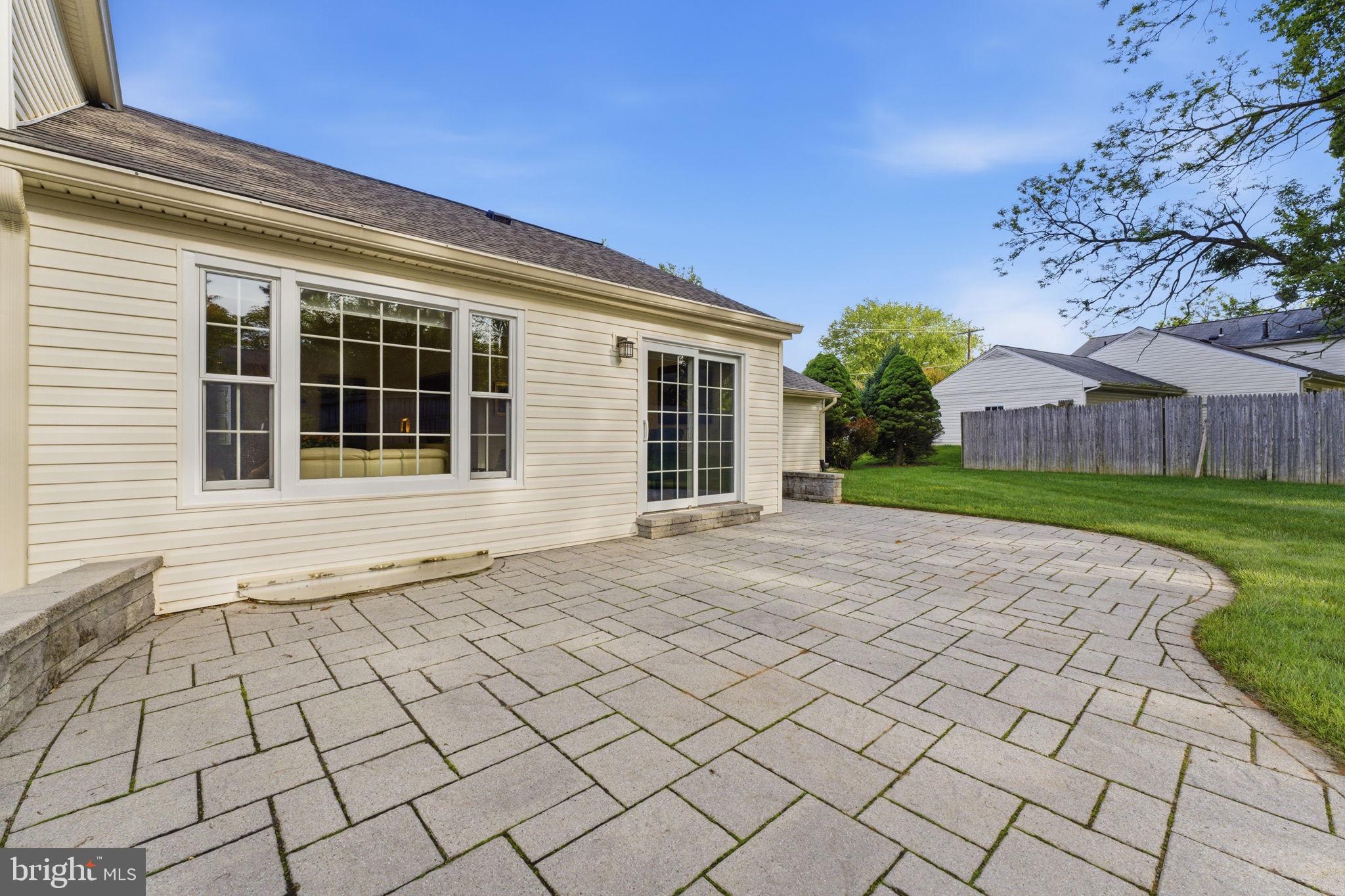 MANOR LAKE - Residential