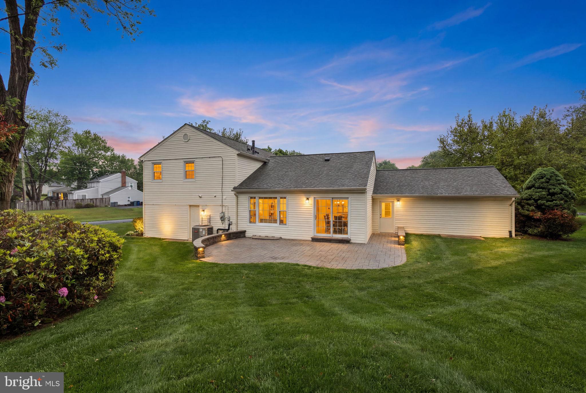 MANOR LAKE - Residential