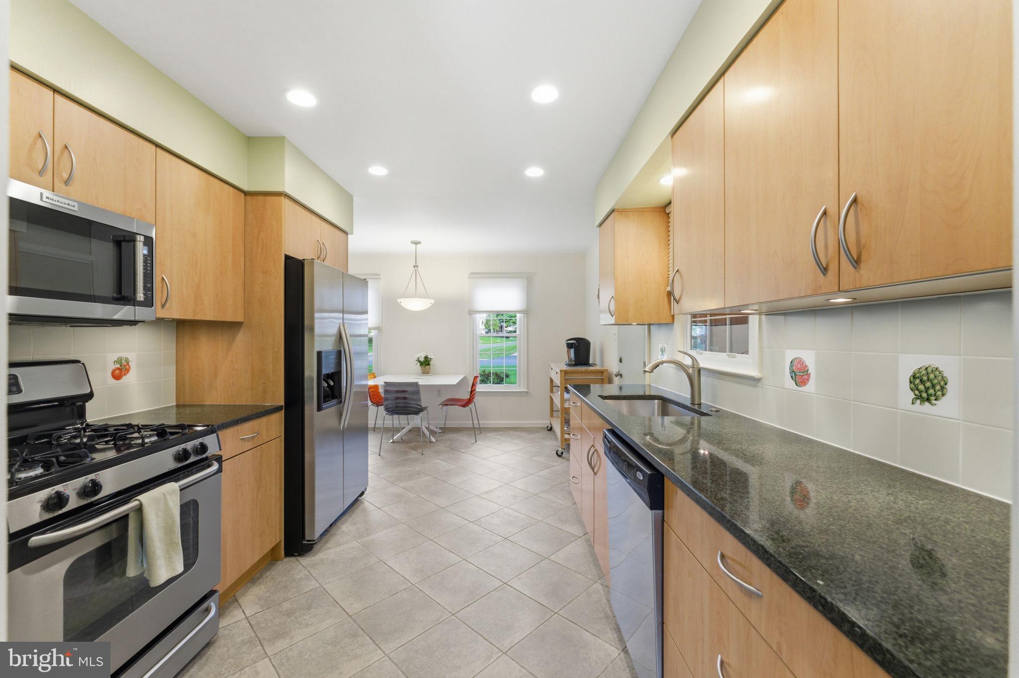 MANOR LAKE - Residential