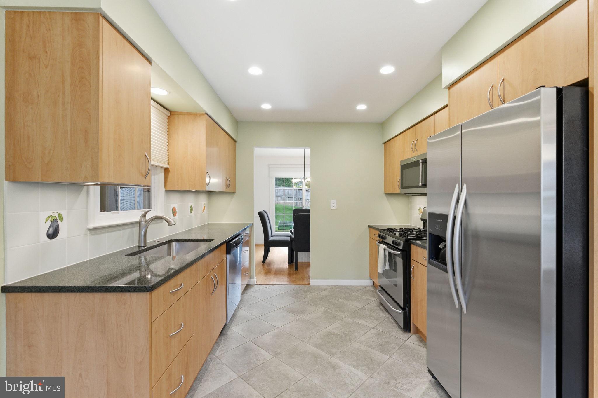 MANOR LAKE - Residential