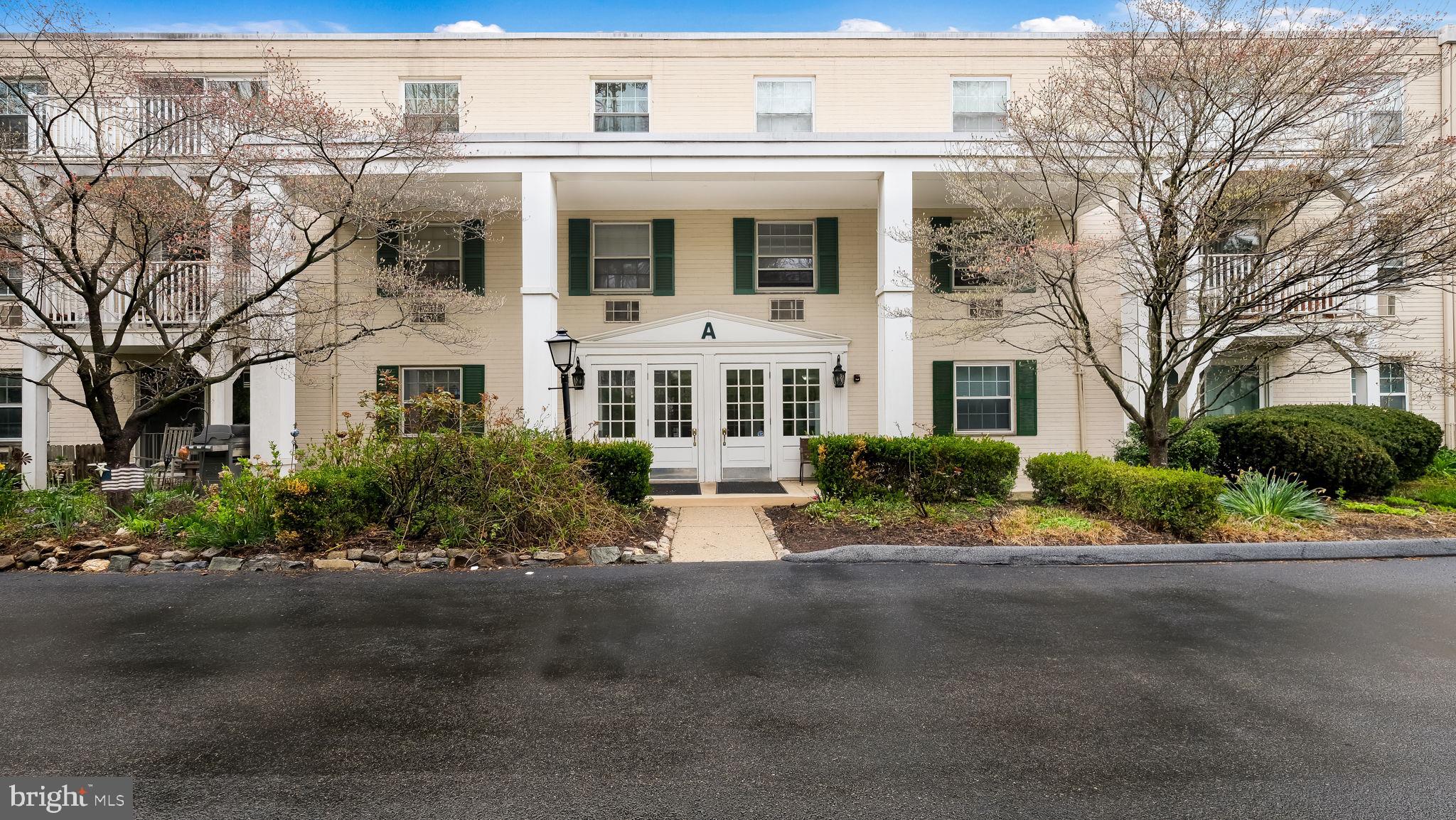 Why rent when you can buy? You must see this charming well maintained 1 bedroom 1 bath condo. Close to shopping and commuting and all the major highways,