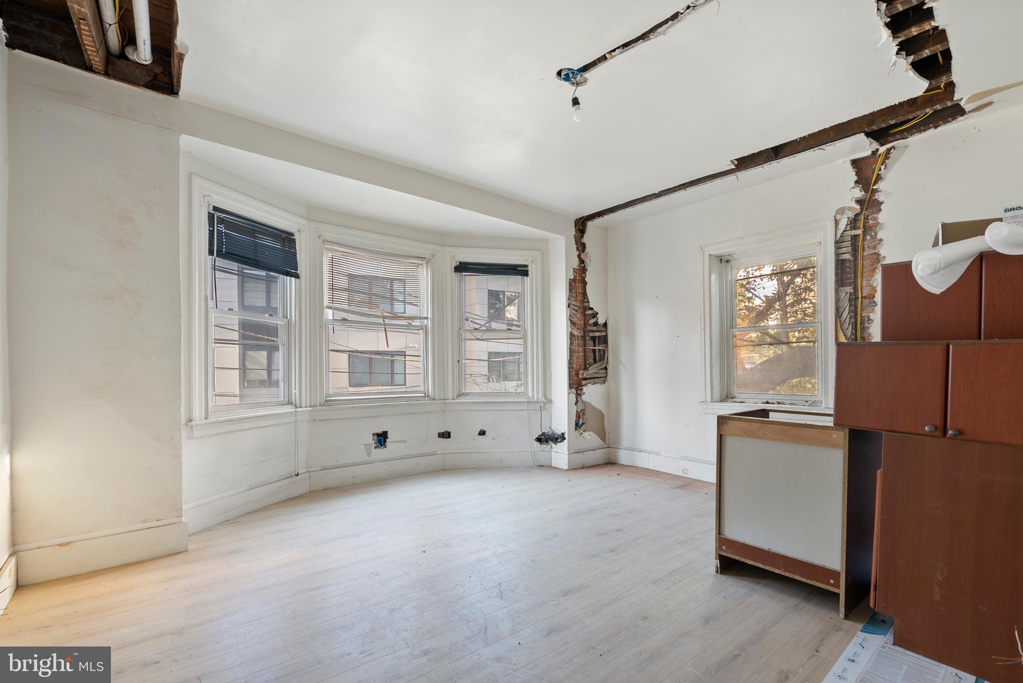 GERMANTOWN (WEST) - Commercial Sale