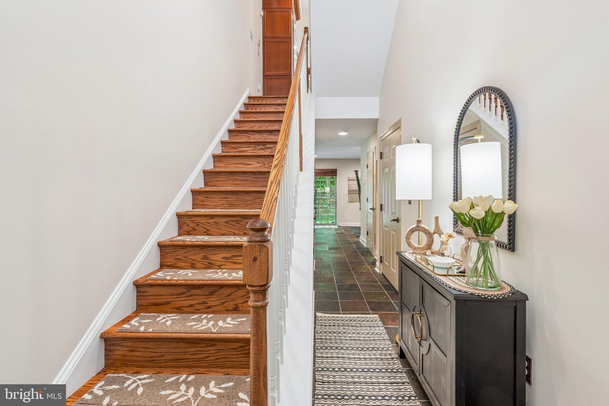 QUEEN VILLAGE - Residential