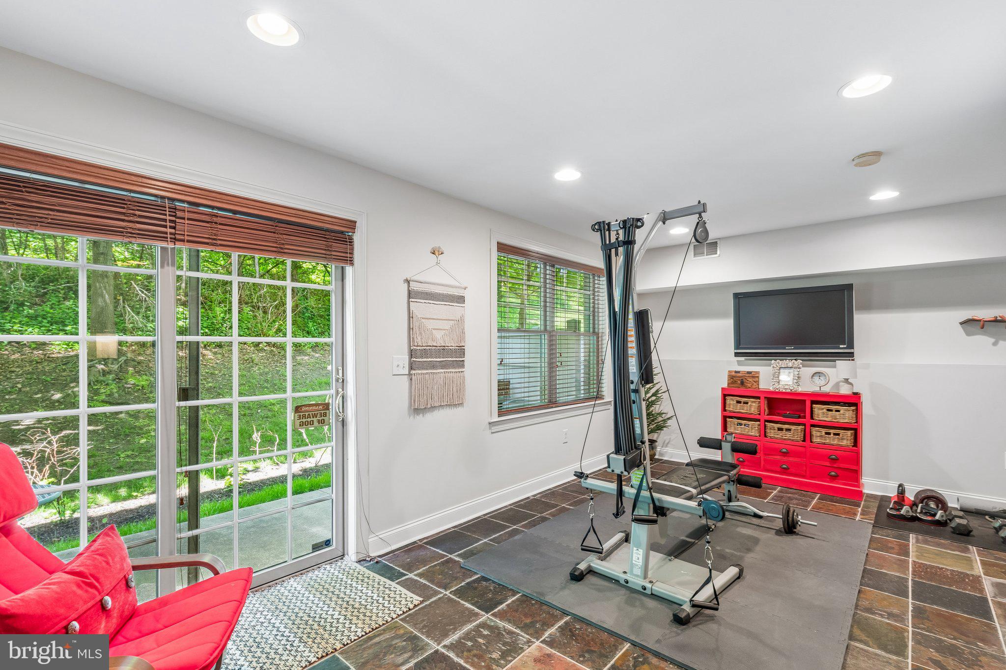 QUEEN VILLAGE - Residential