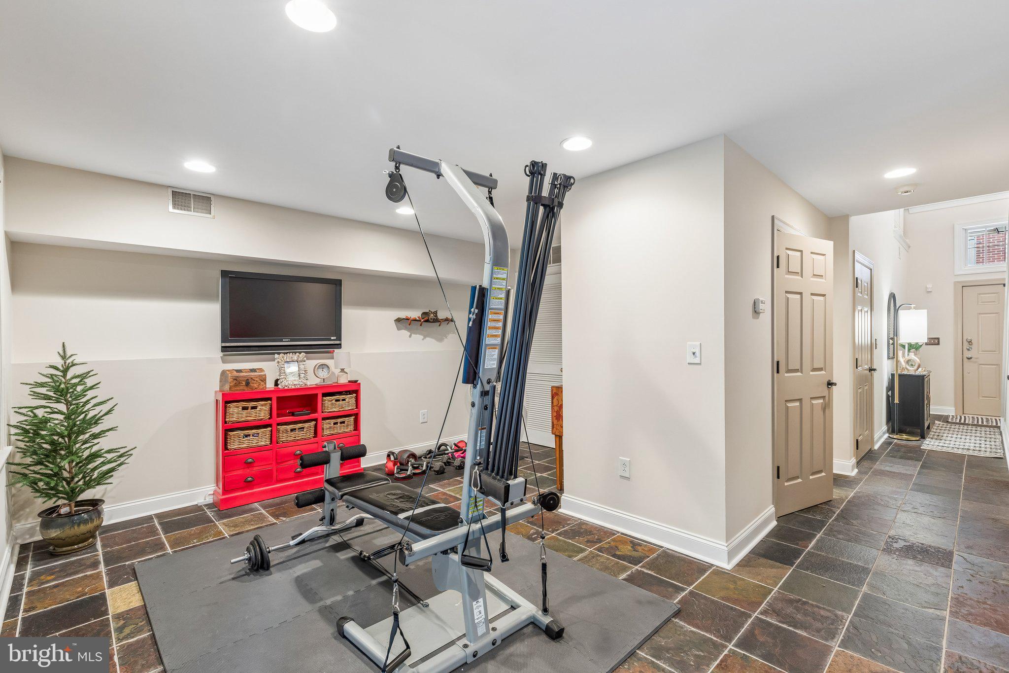 QUEEN VILLAGE - Residential