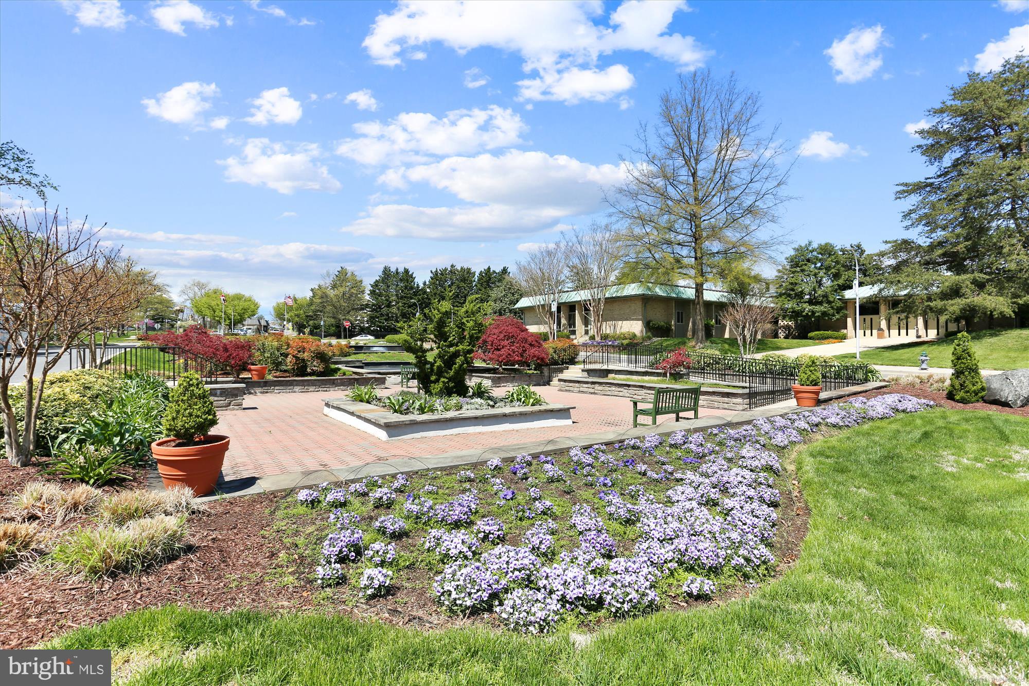 TURNBERRY COURTS AT LEIS - Residential