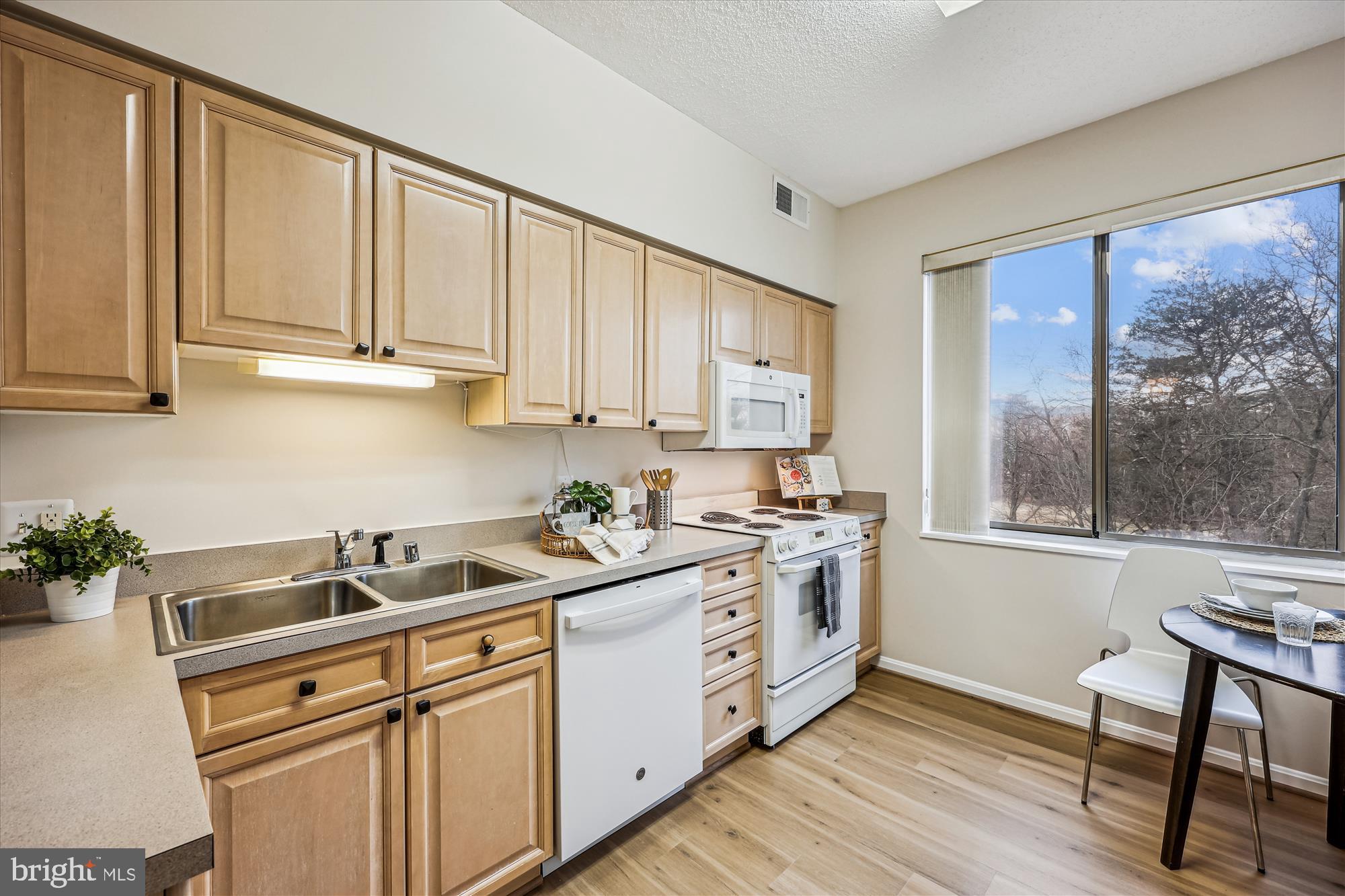 TURNBERRY COURTS AT LEIS - Residential