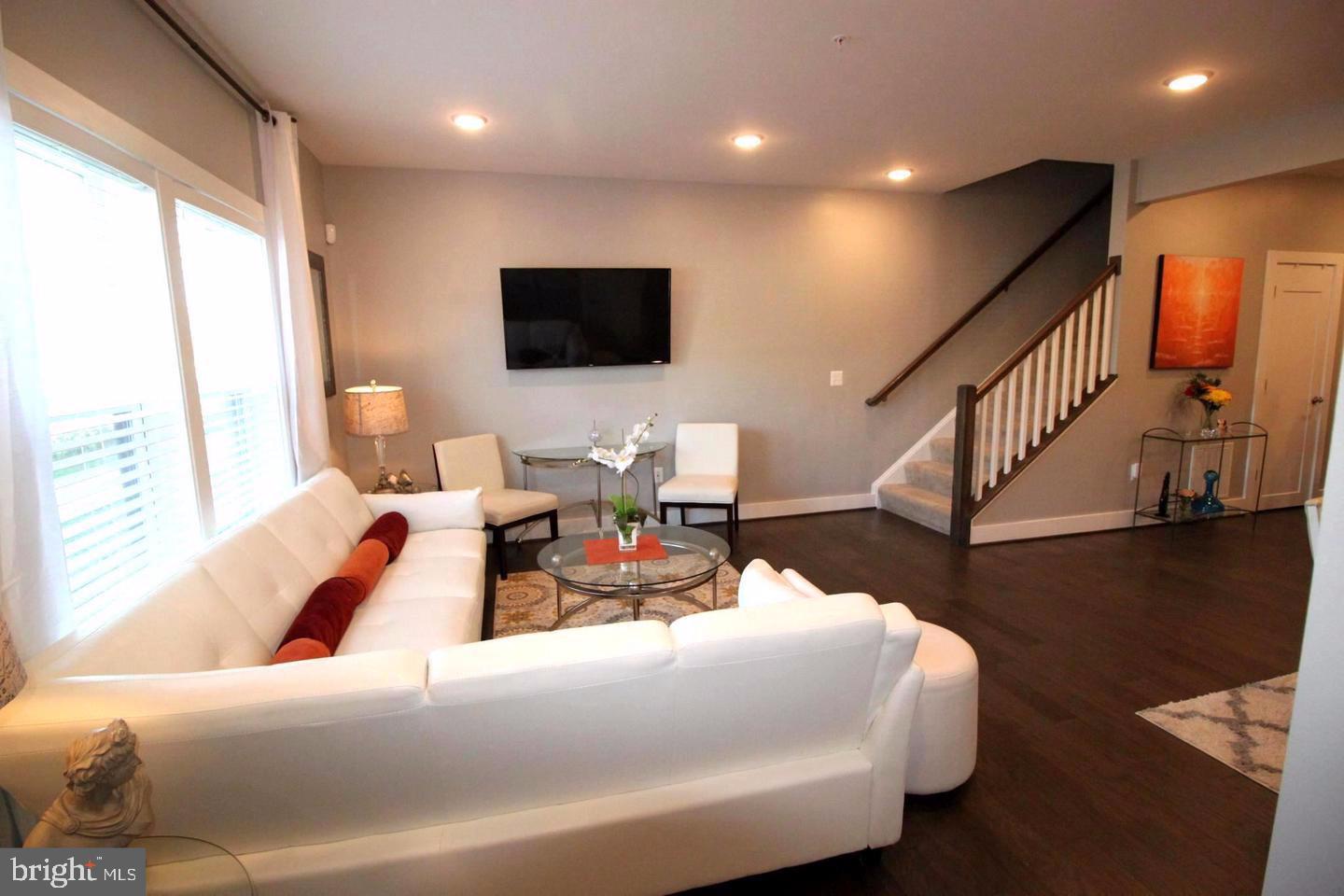 ONE LOUDOUN - Residential