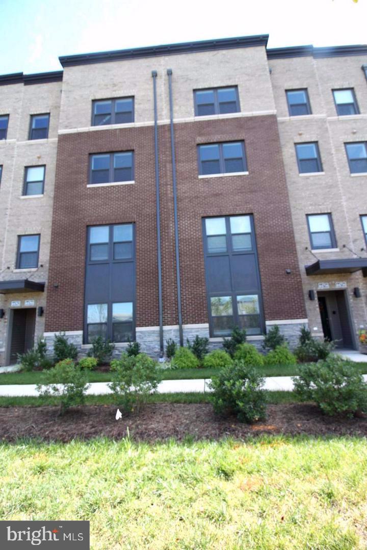 Gorgeous first floor condo at One Loudoun! Walking distance to town, shopping and restaurants.  Sparkling light filled condo with granite countertops and luxury kitchen cabinets. Upper floor has three (one bedroom is currently used as a den) bedrooms, good size bathrooms with granite,  and walk in closets. You will love the lifestyle of living in One Loudoun! Walk to Trader Joes, movie theatre, restaurants and outdoor market on weekends. Go play golf at Top Golf! Close to the new silver line metro, Dulles Airport and all the great restaurants and shopping. Come live the One Loudoun lifestyle you will love all that One Loudoun has to offer.
Great location, please contact agent for showing.