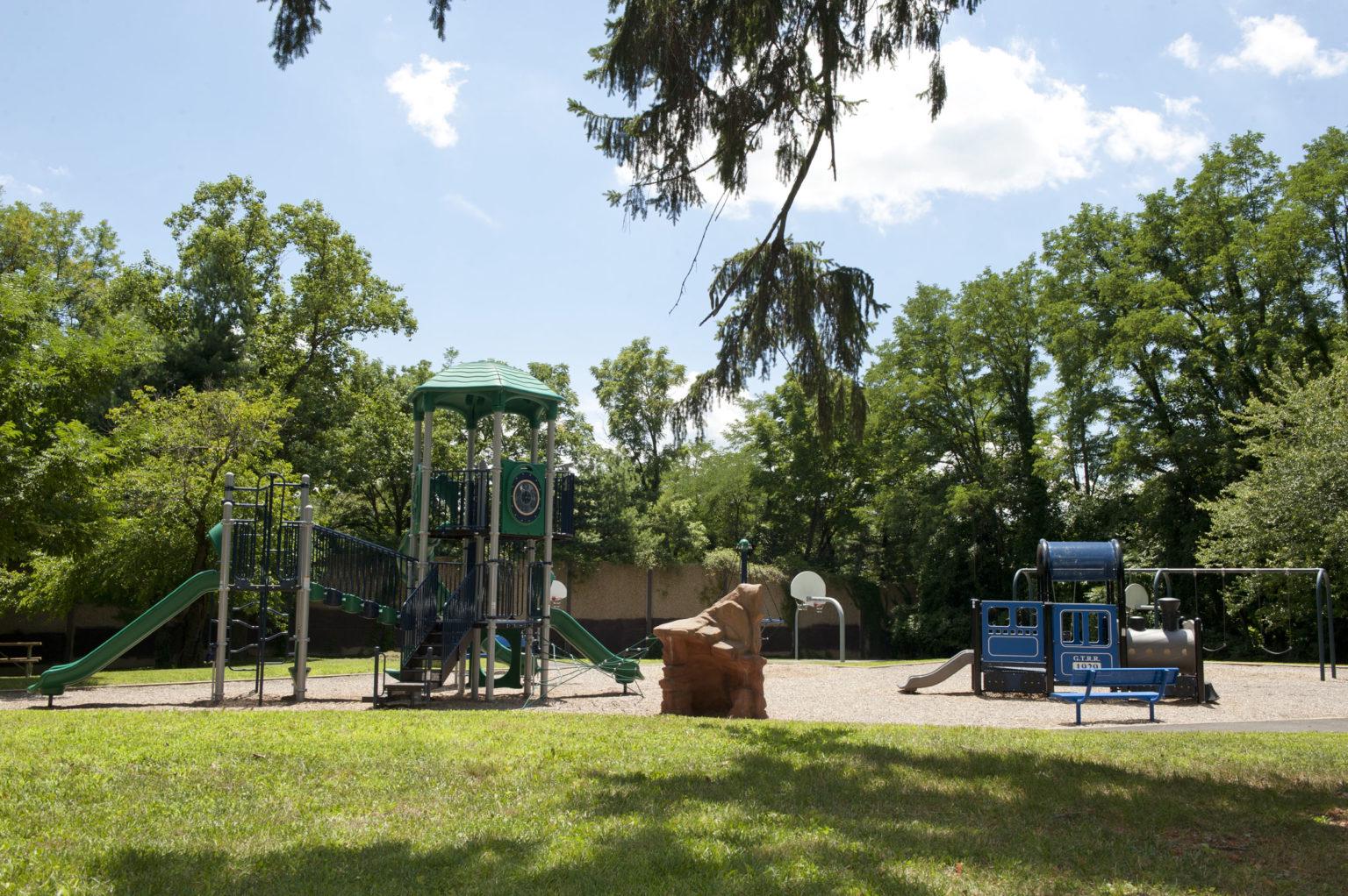 FOREST GLEN KNOLLS - Residential