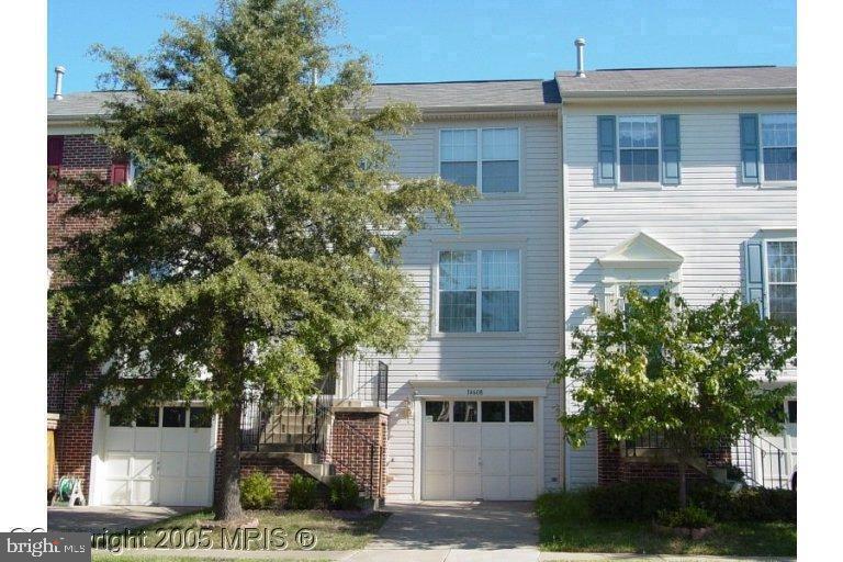 Superb townhouse for rent at Sully Station II. Remodeled kitchen (2020), Refinished hardwood floor on all three levels.
Great location, excellent schools and wonderful neighborhood!
Currently tenant occupied and will be ready to move in on 07/01/2025.