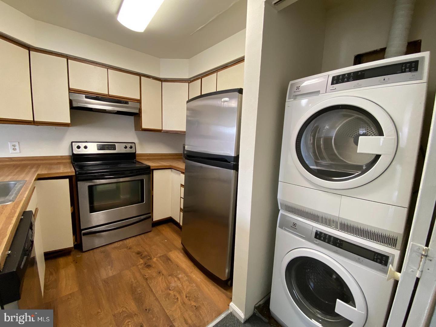 QUEEN VILLAGE - Residential Income