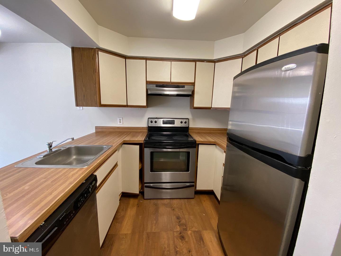 QUEEN VILLAGE - Residential Income