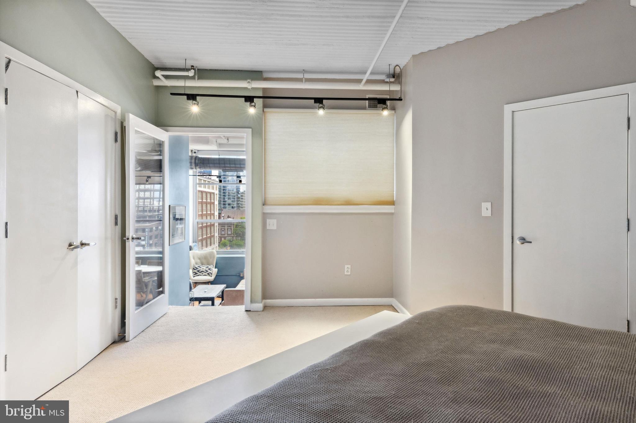 LOGAN SQUARE - Residential