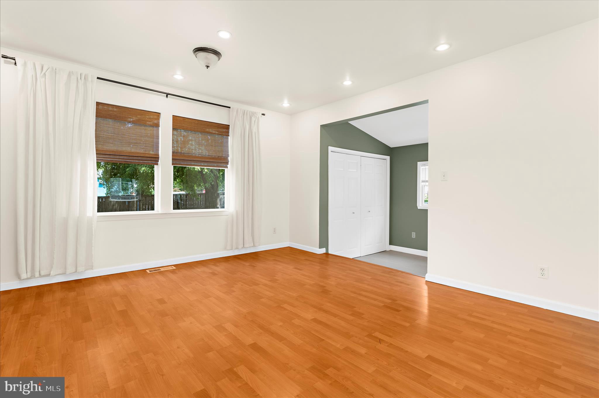 WOODLAND BEACH - Residential
