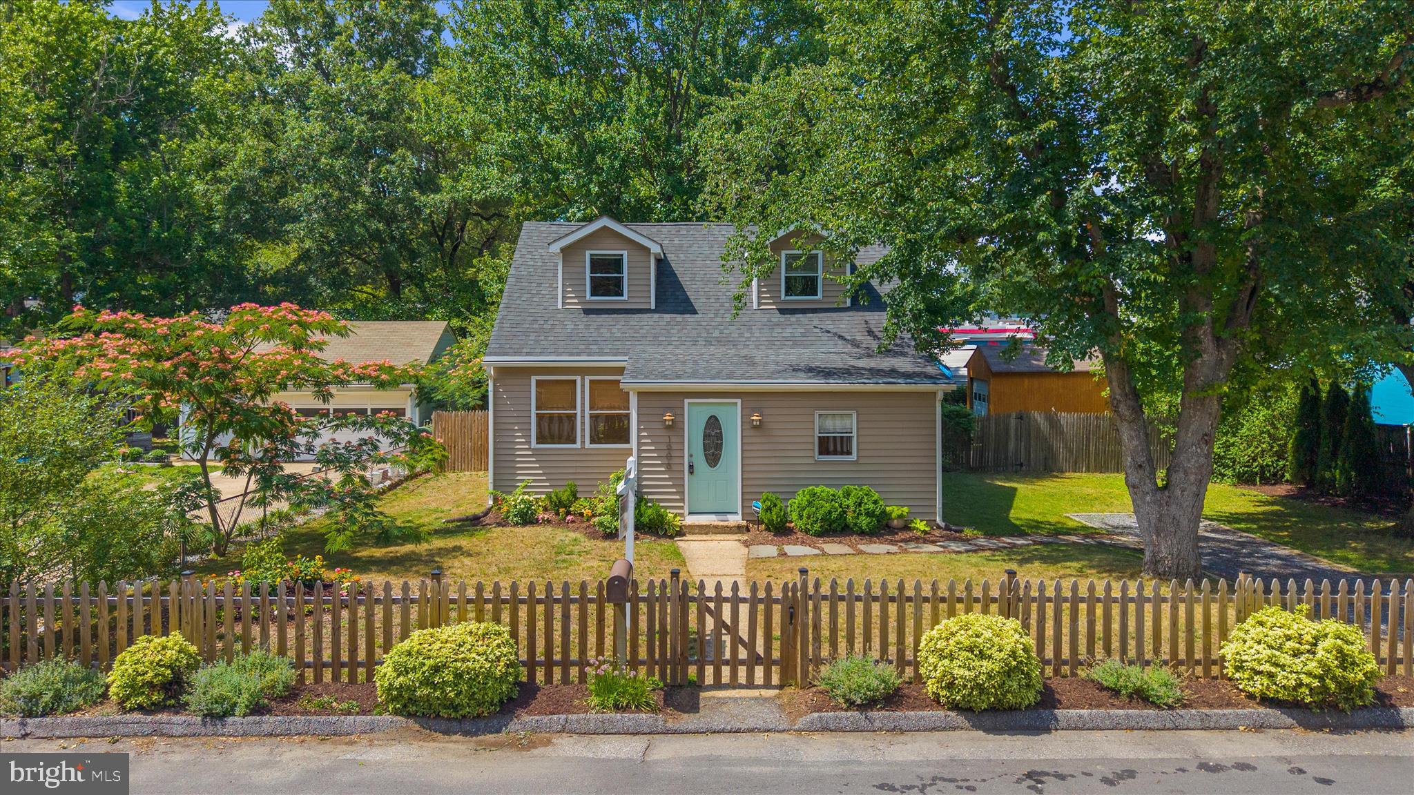 WOODLAND BEACH - Residential