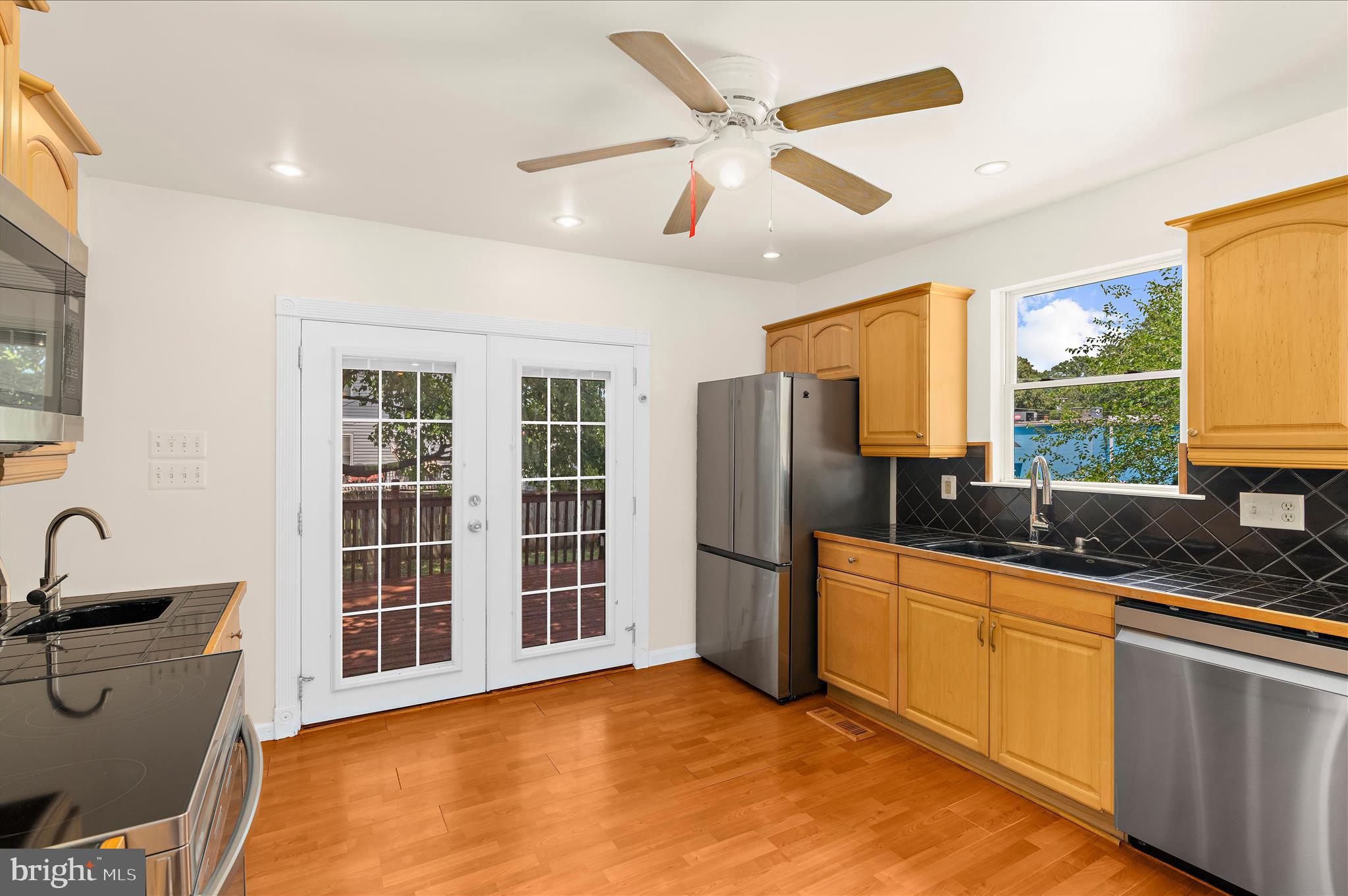 WOODLAND BEACH - Residential