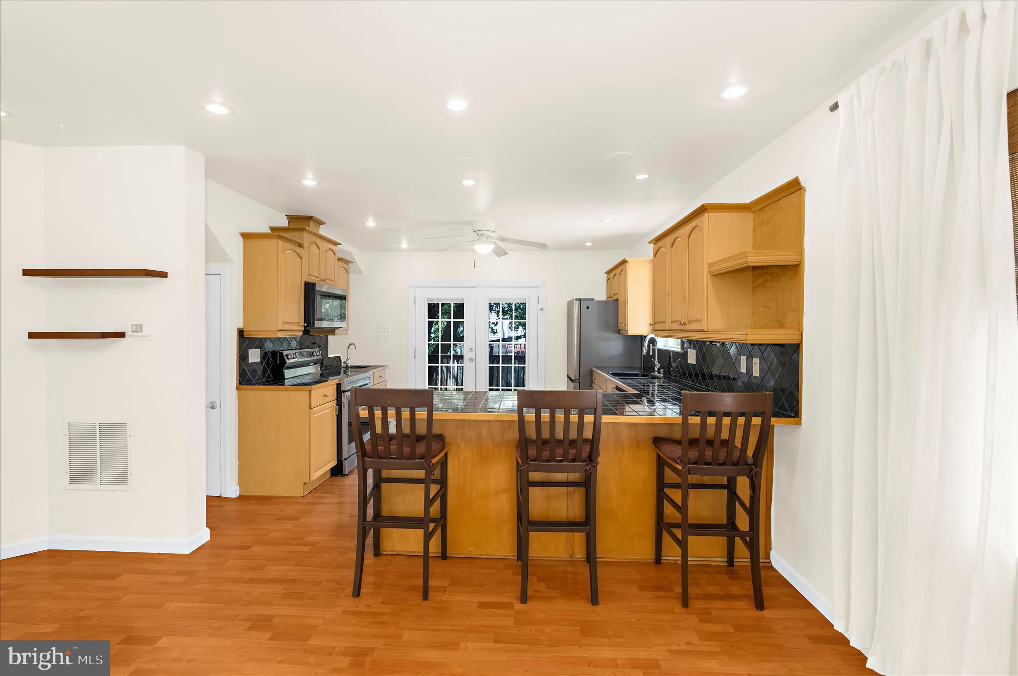 WOODLAND BEACH - Residential