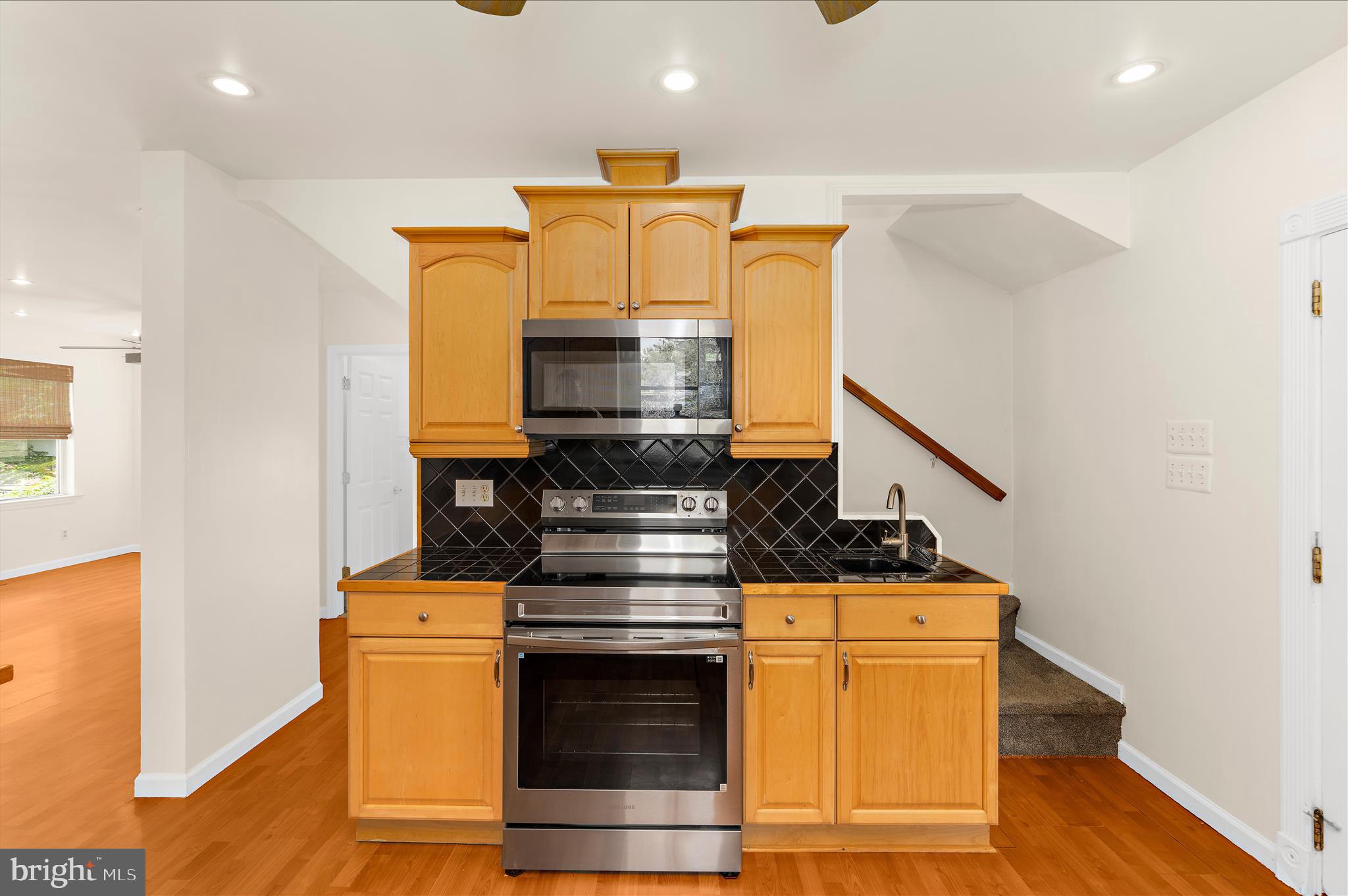 WOODLAND BEACH - Residential