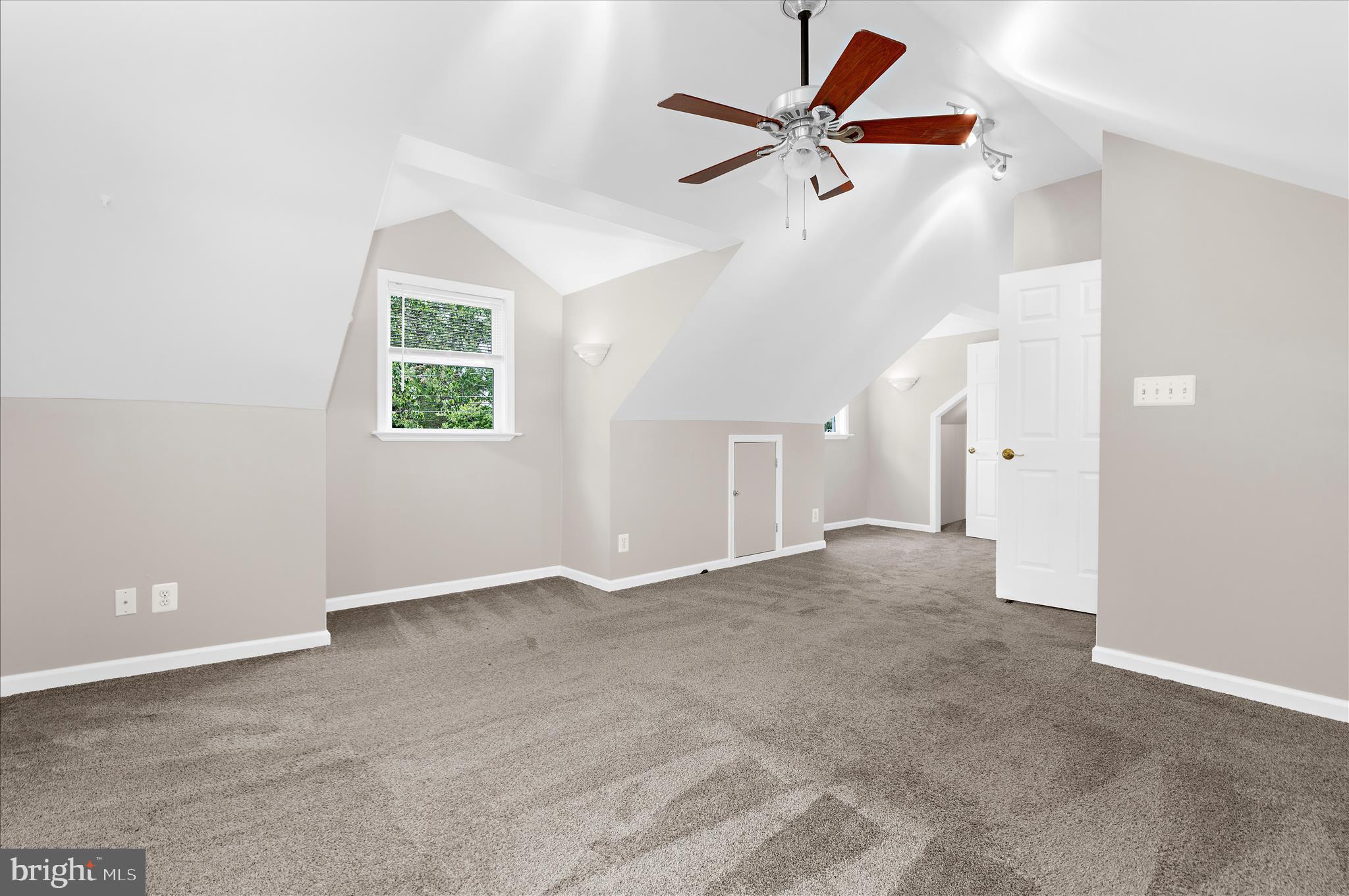 WOODLAND BEACH - Residential