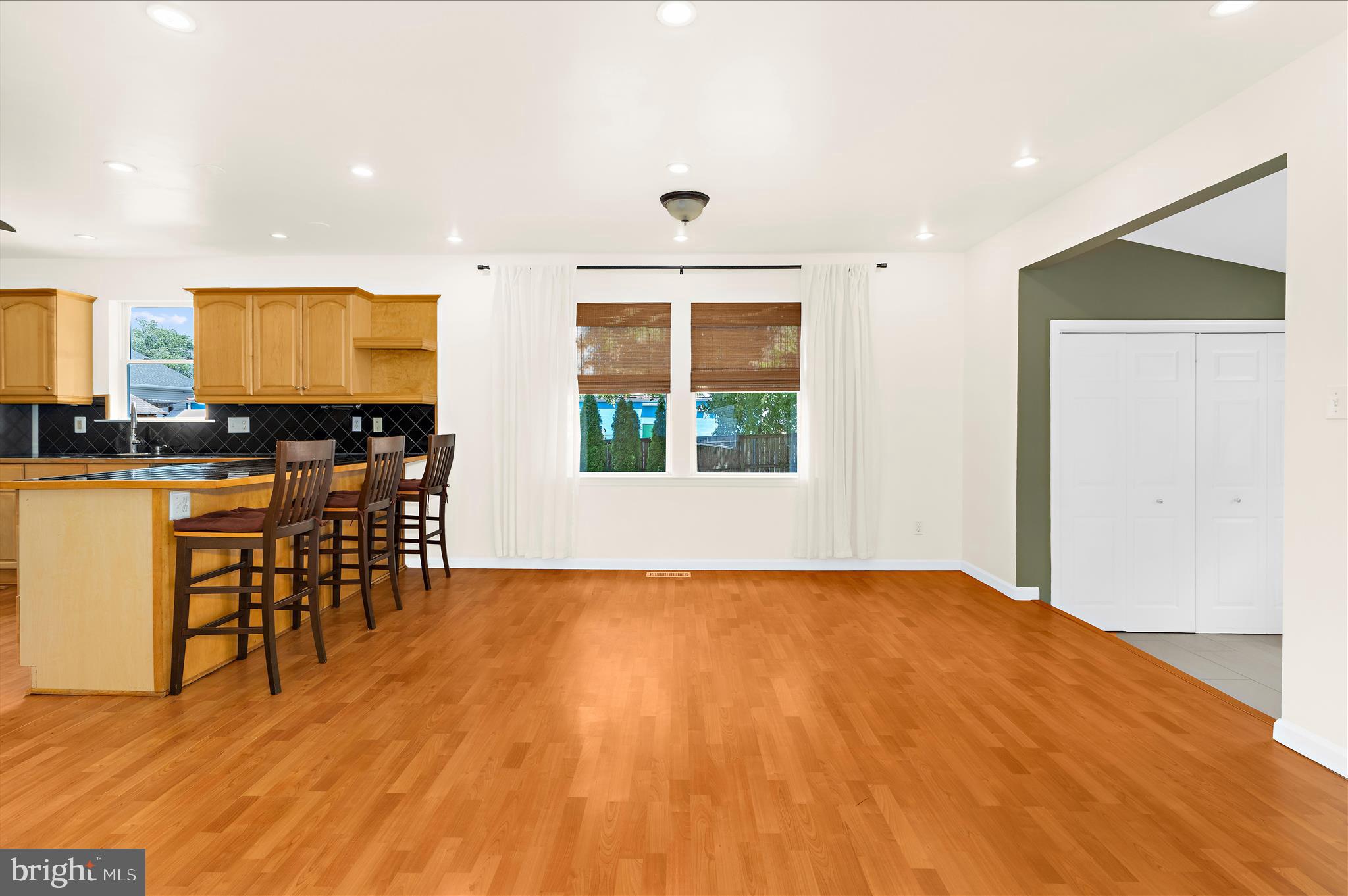 WOODLAND BEACH - Residential
