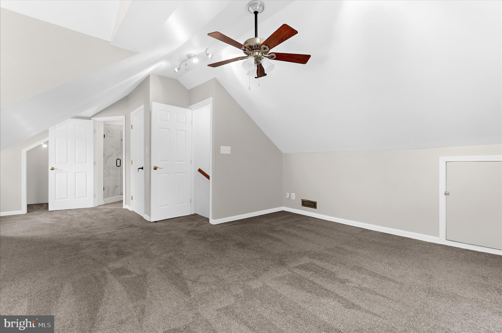 WOODLAND BEACH - Residential