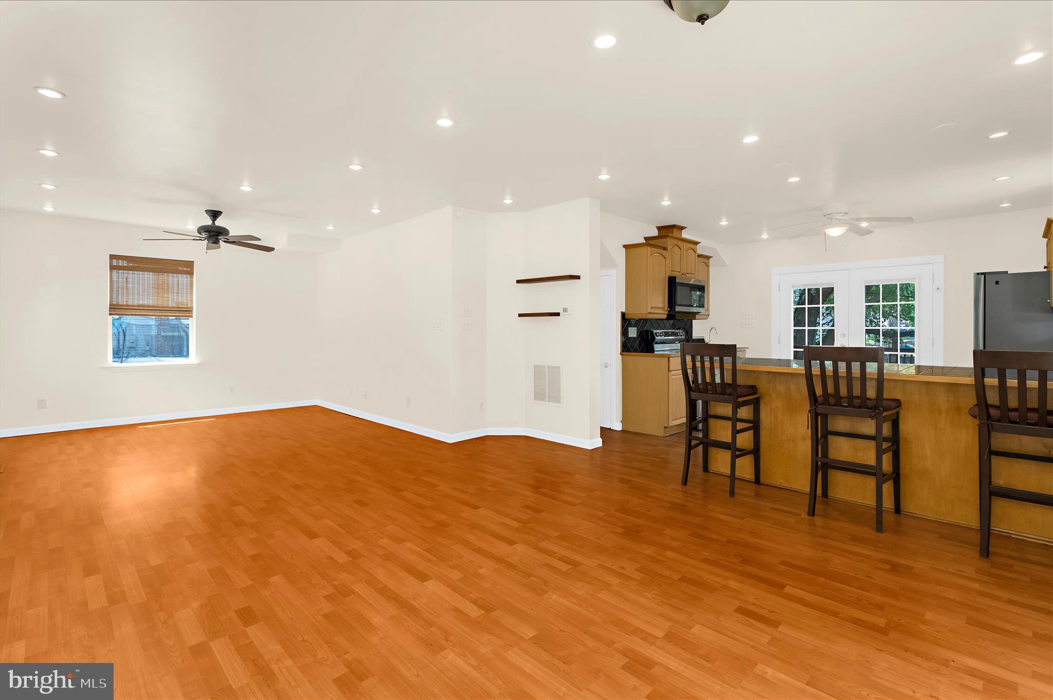 WOODLAND BEACH - Residential