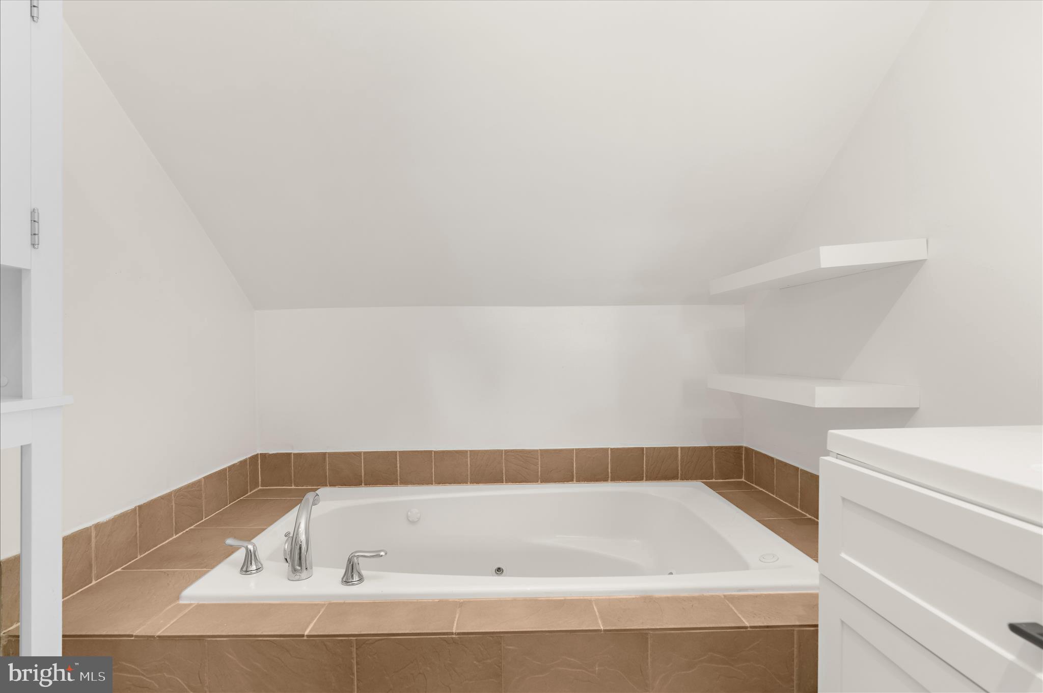 WOODLAND BEACH - Residential