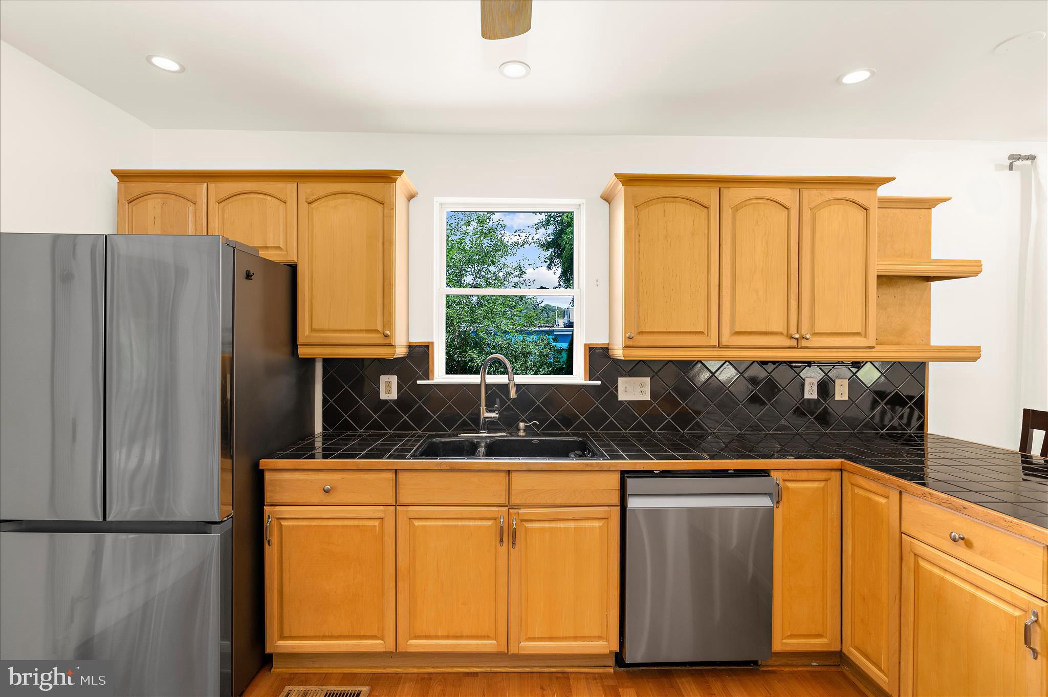 WOODLAND BEACH - Residential