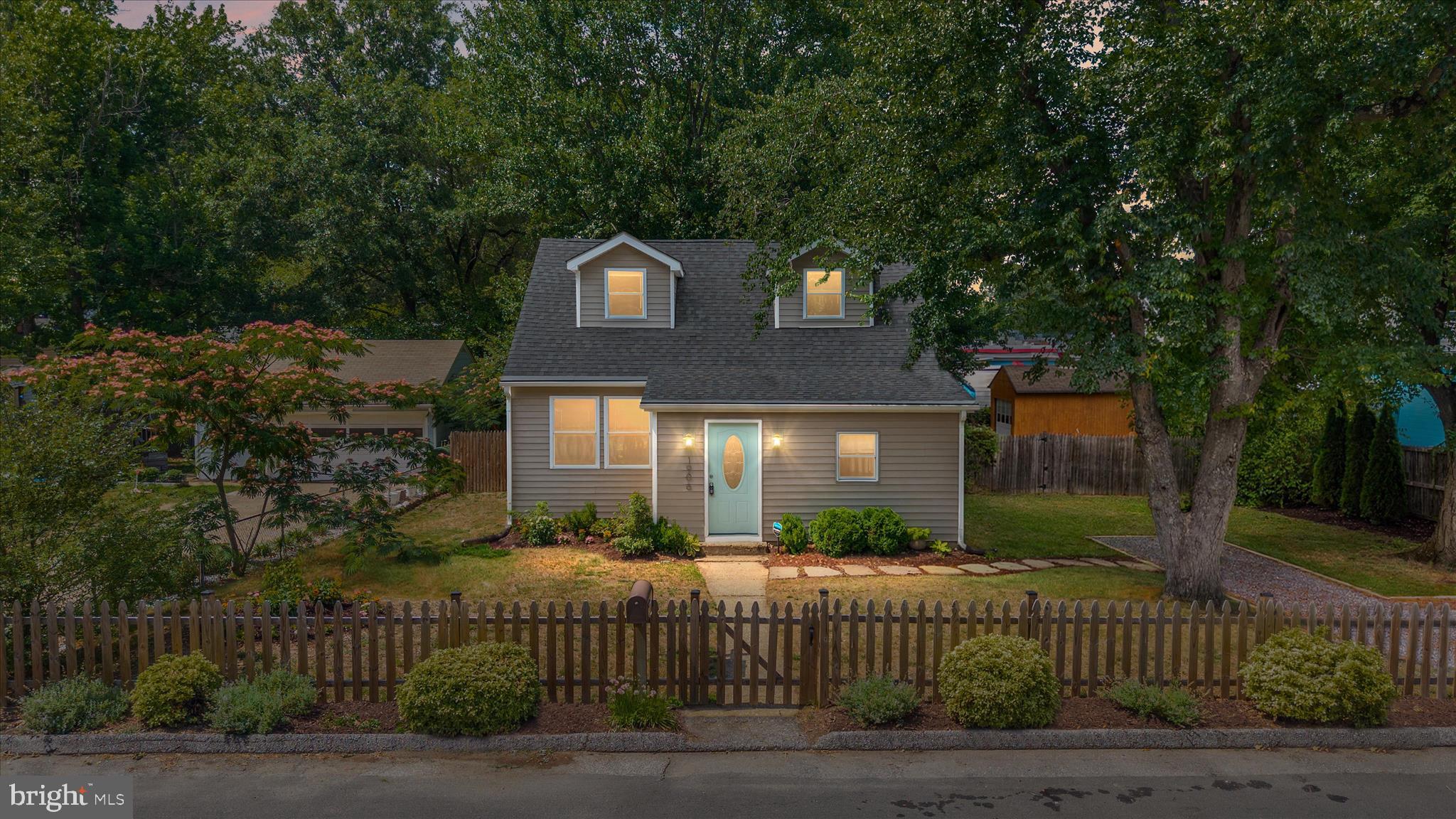 WOODLAND BEACH - Residential