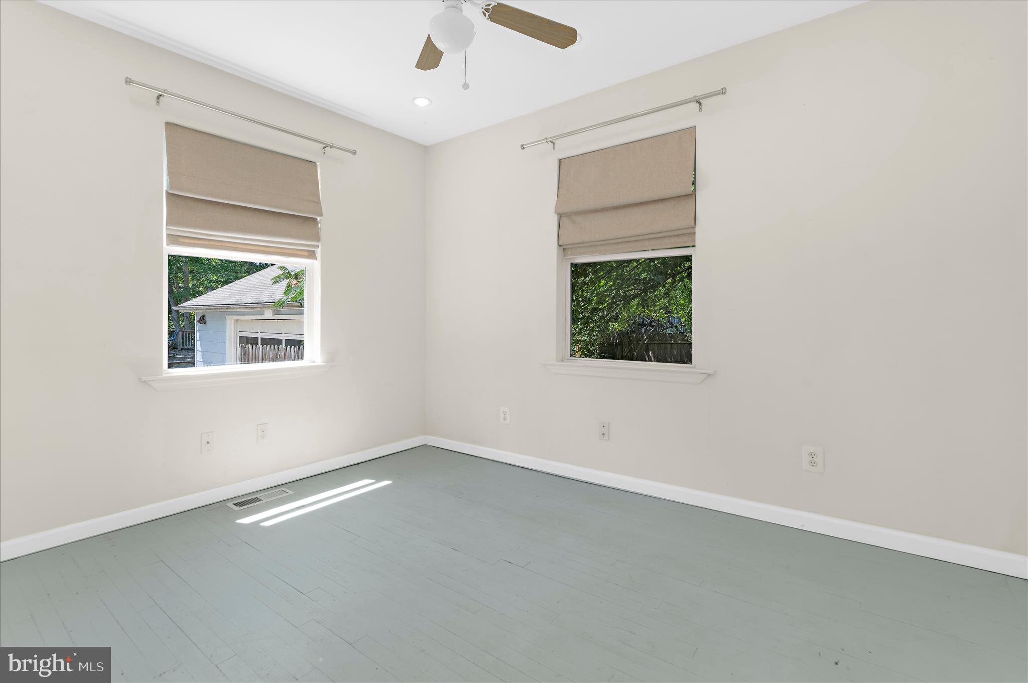 WOODLAND BEACH - Residential