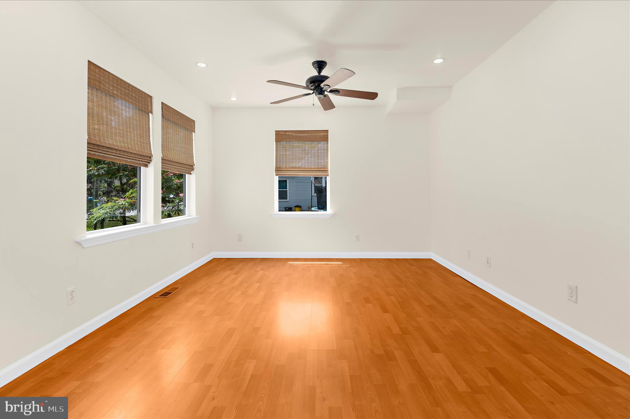 WOODLAND BEACH - Residential