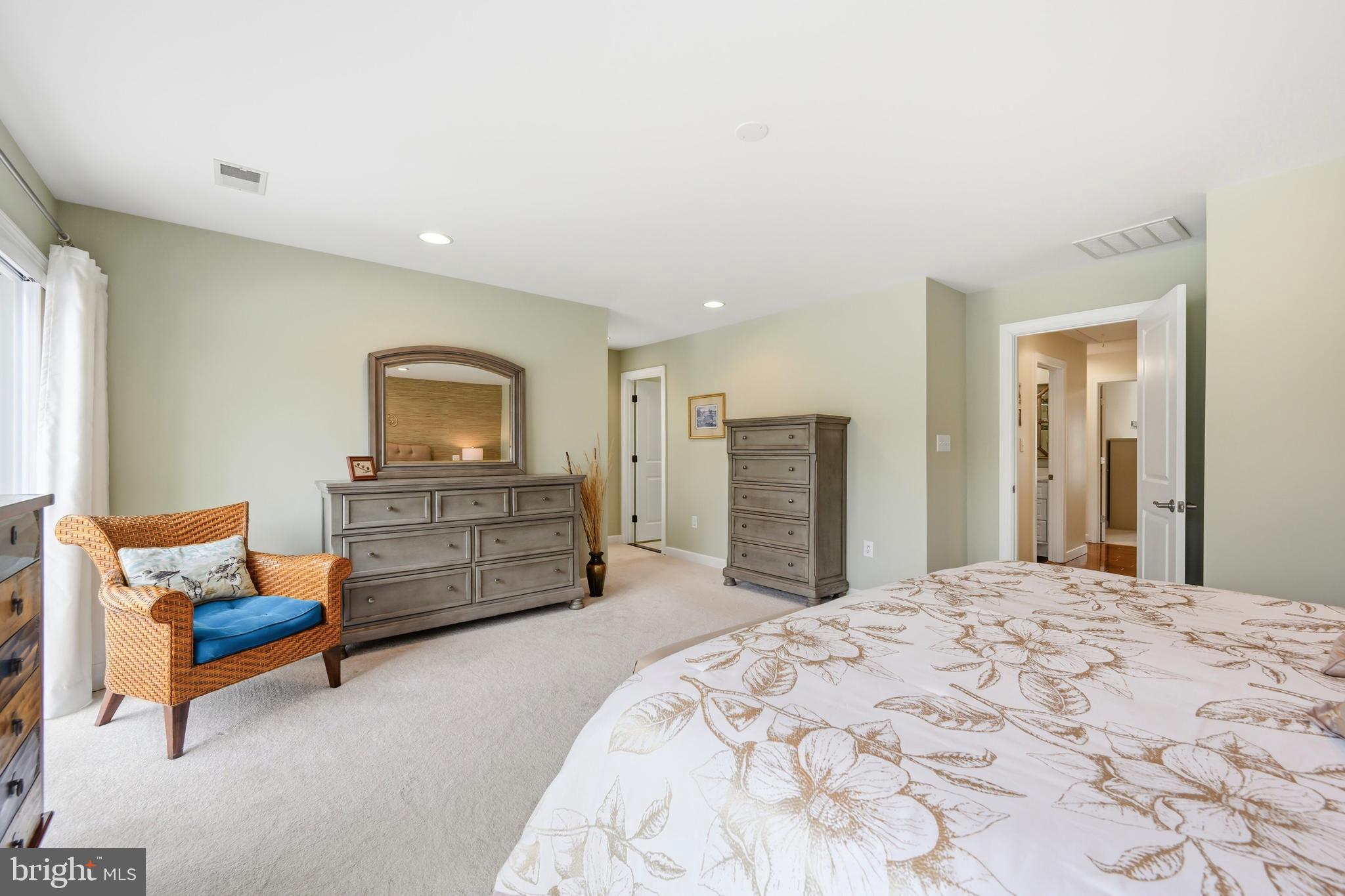 QUEEN ANNE COLONY - Residential