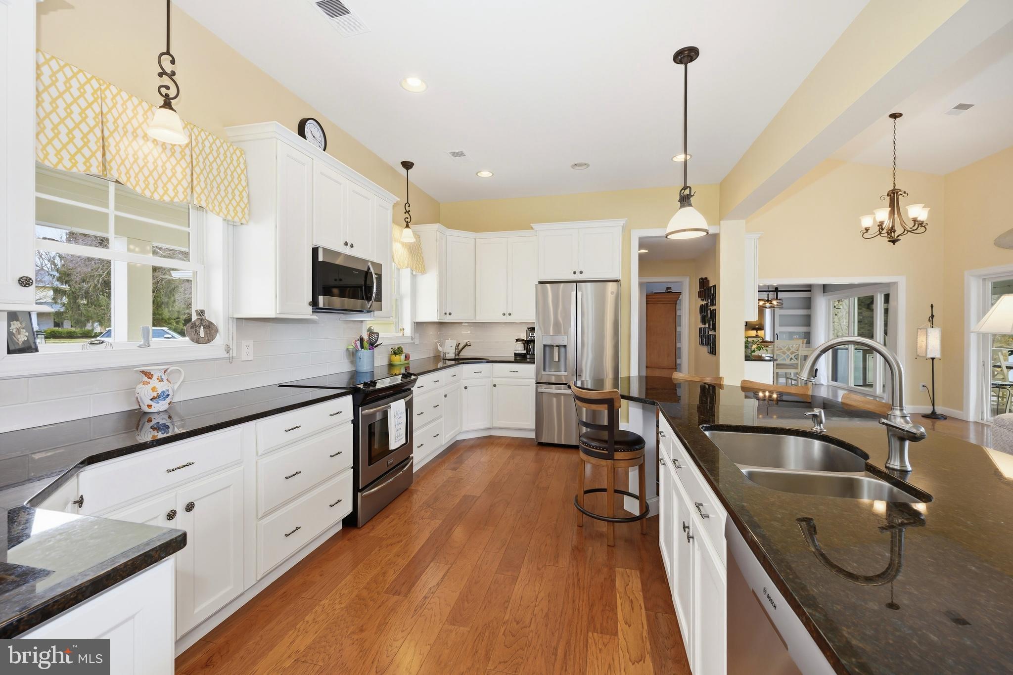 QUEEN ANNE COLONY - Residential