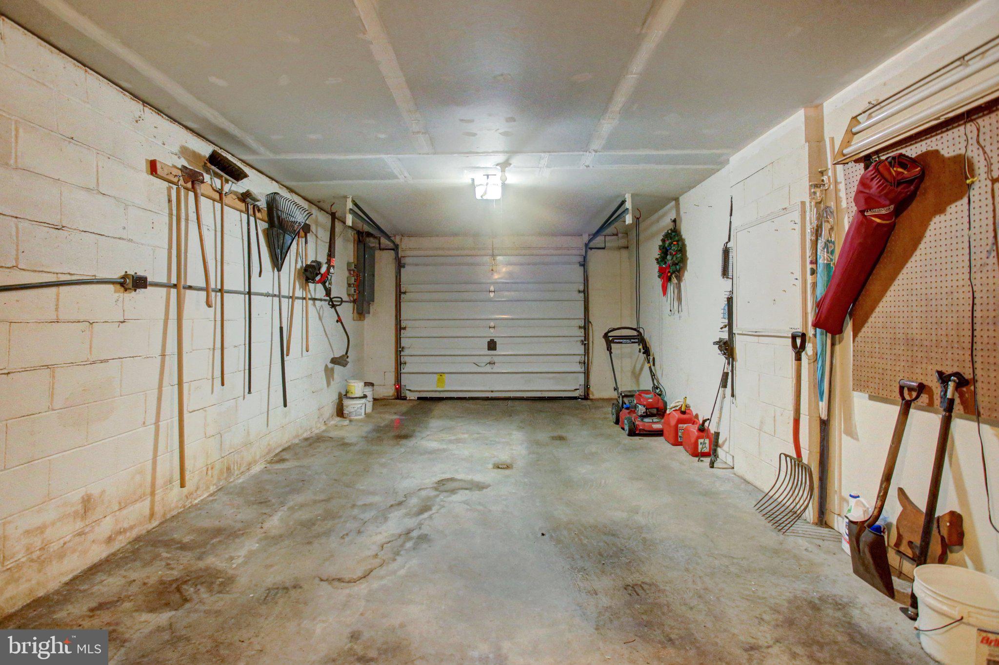 CALADONIA  ACRES - Residential