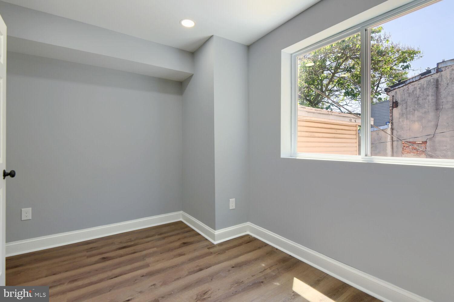 HOLLINS MARKET - Residential