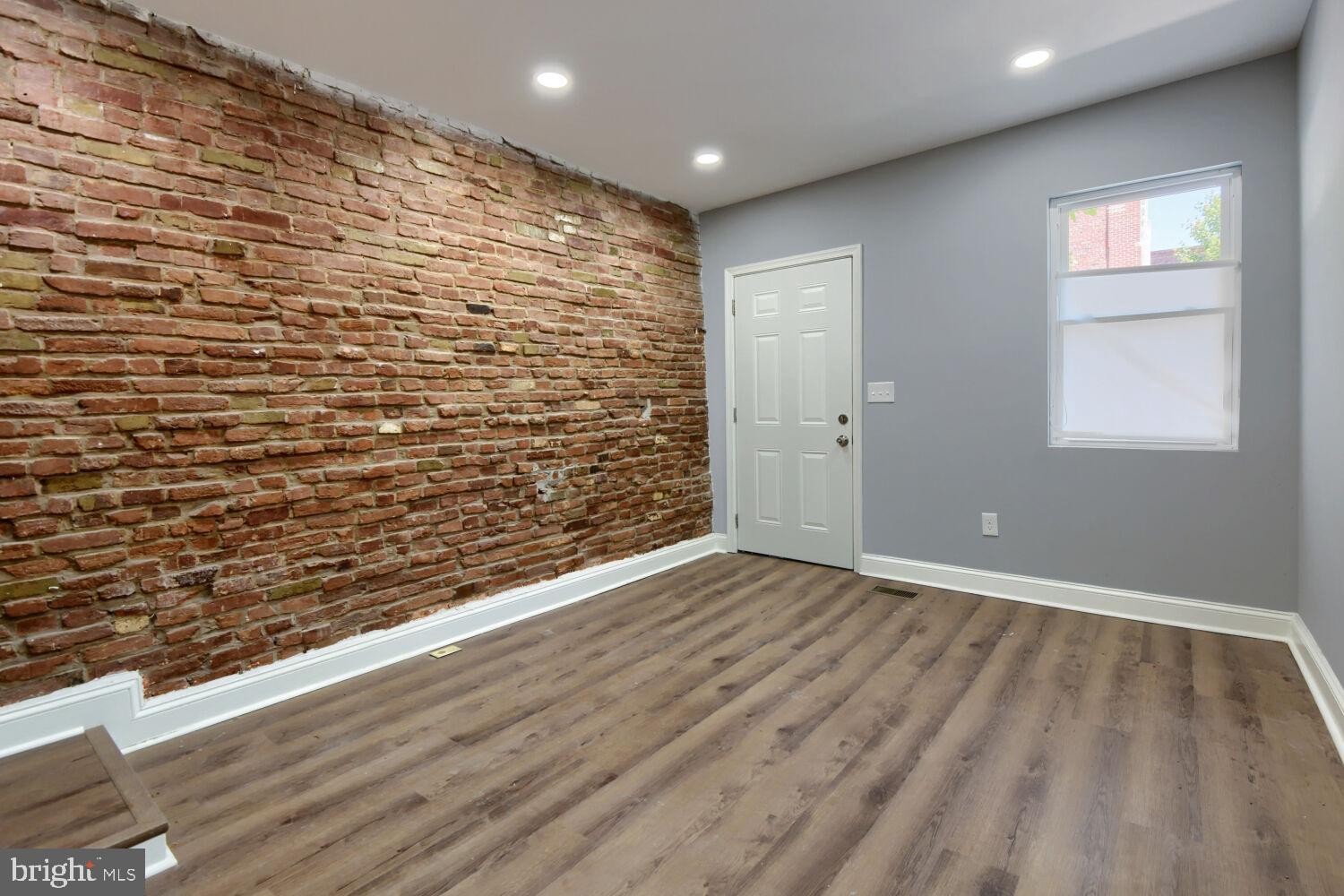 HOLLINS MARKET - Residential