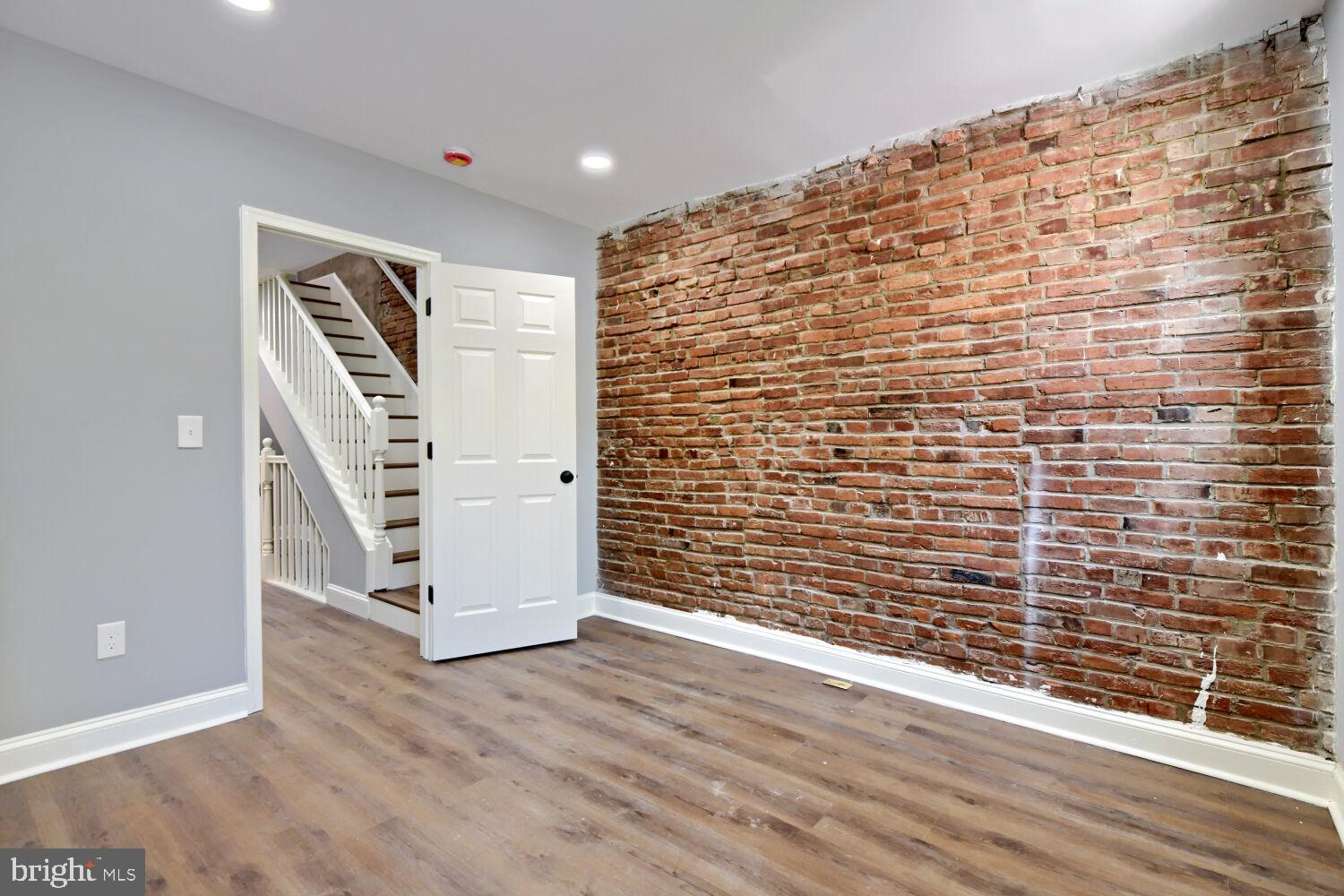 HOLLINS MARKET - Residential