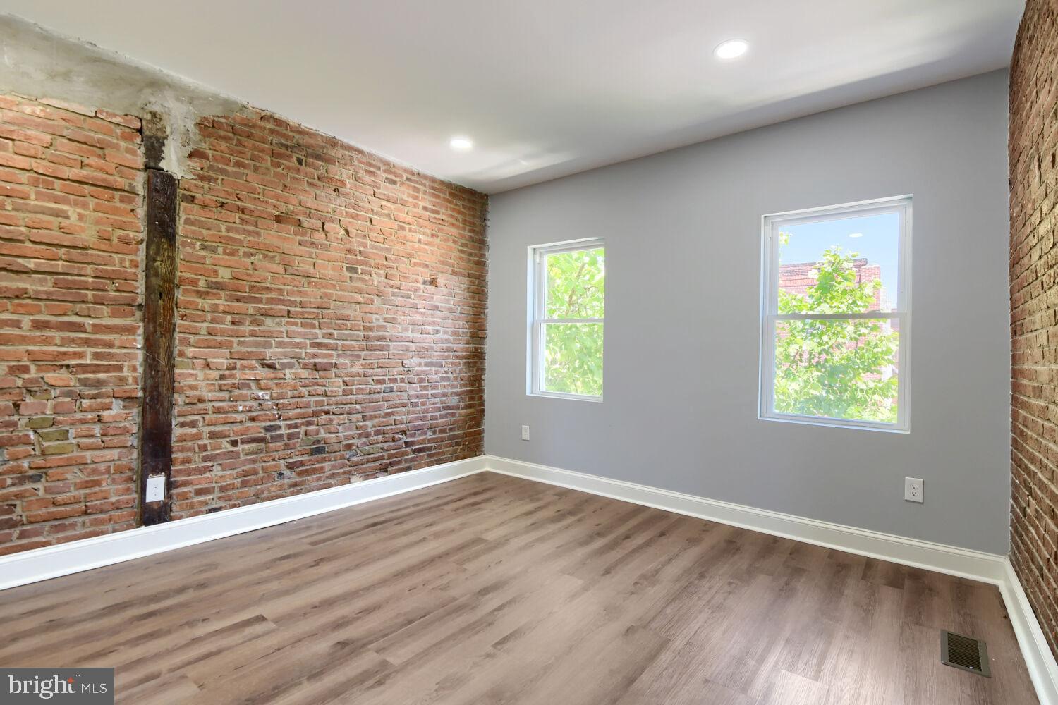 HOLLINS MARKET - Residential