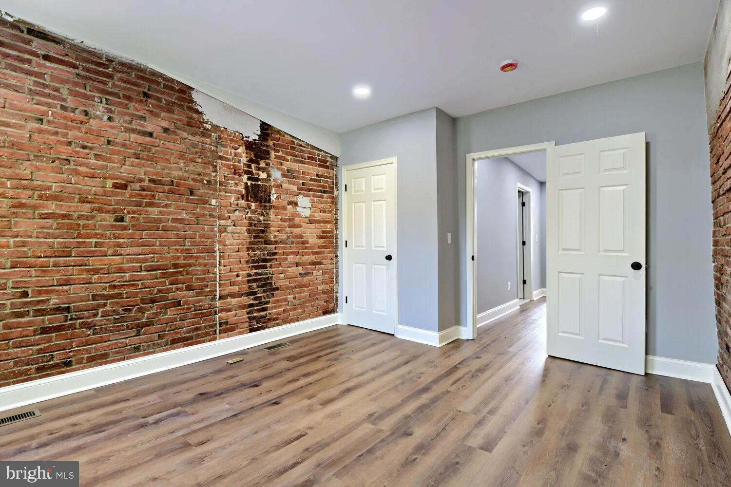 HOLLINS MARKET - Residential