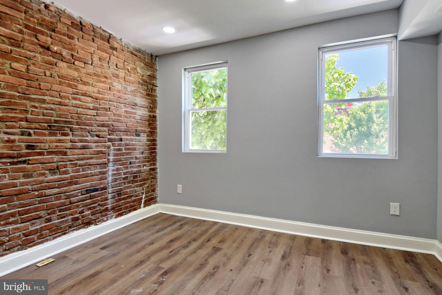 HOLLINS MARKET - Residential