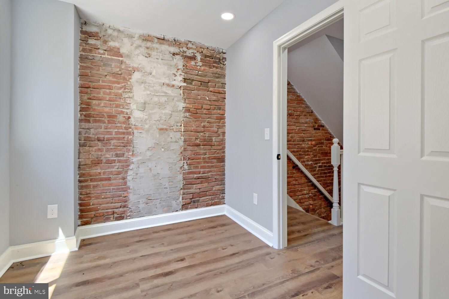 HOLLINS MARKET - Residential