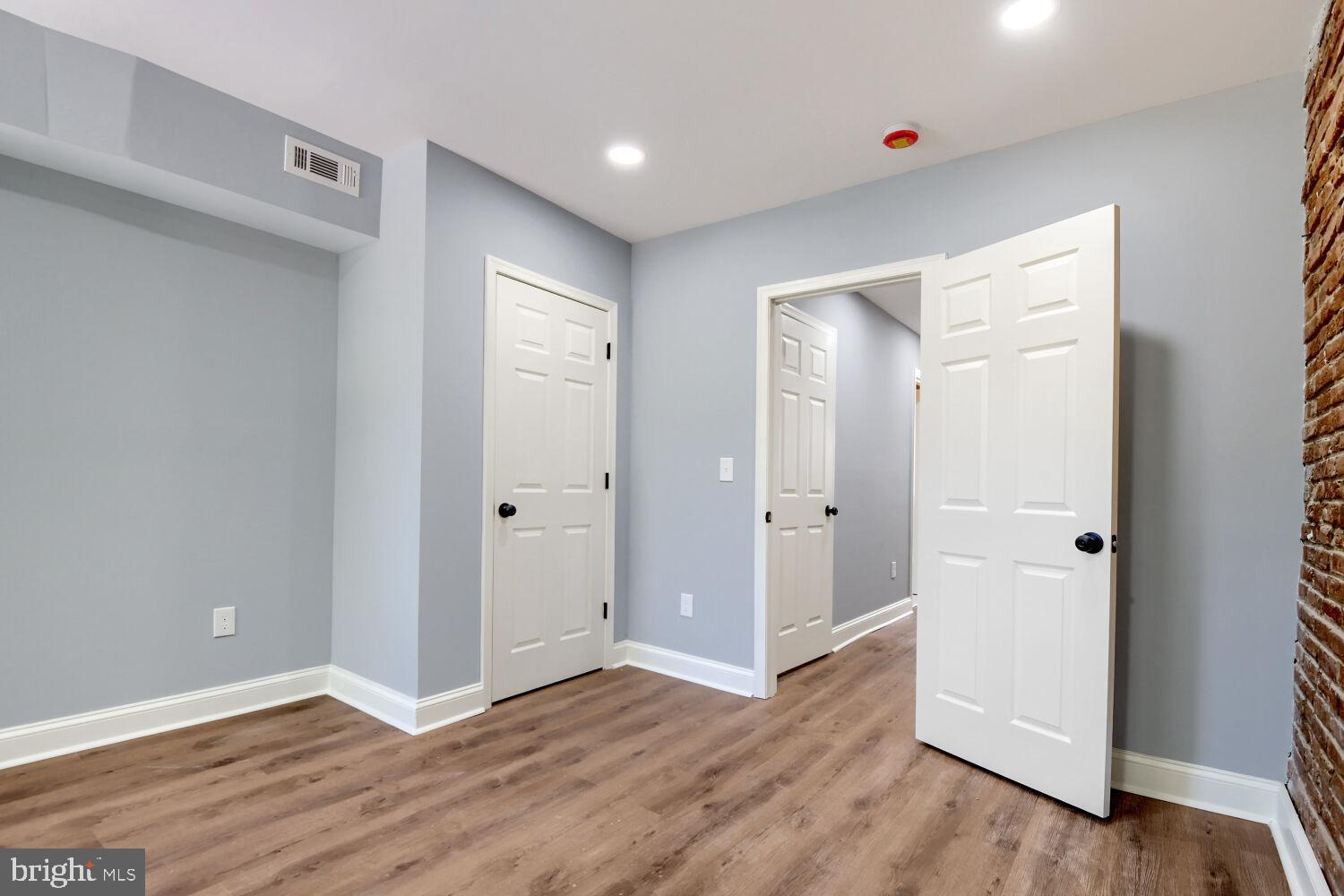 HOLLINS MARKET - Residential