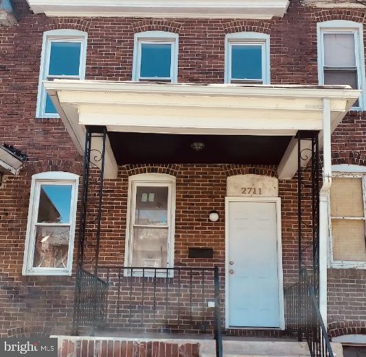 Owner requires 675 Credit Score or higher.  Prospective tenants must submit an application before scheduling a viewing.  Email agent for the application link, there is no fee for this. 
3  bedrooms with great natural light
1 beautifully updated bathroom
Fresh paint, new flooring, and stylish finishes throughout
Bright kitchen with new appliances