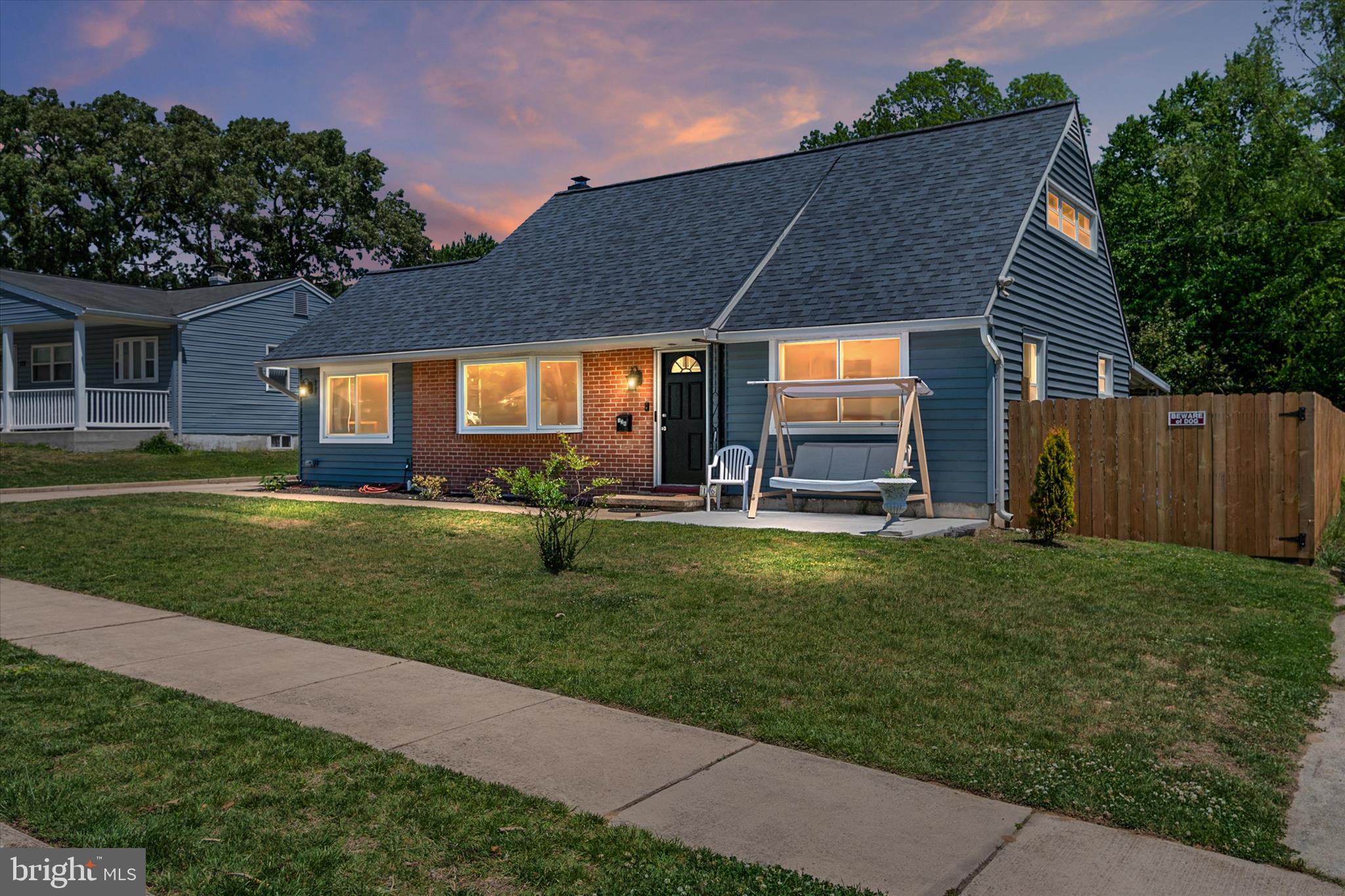 BEAUTIFUL HOME IN COUNTRY CLUB ESTATES FEATURES 4 BEDROOMS, DEN, 2 FULL BATHROOMS, GRANITE COUNTERTOPS, STAINLESS STEEL APPLIANCES, NEW FLOORING, FRESHLY PAINTED, NEW ROOF, NEW HOT WATER HEATER AND NEW HVAC WITH OFF STREET PARKING.  COME SEE THIS BEAUTIFUL HOME TODAY!!