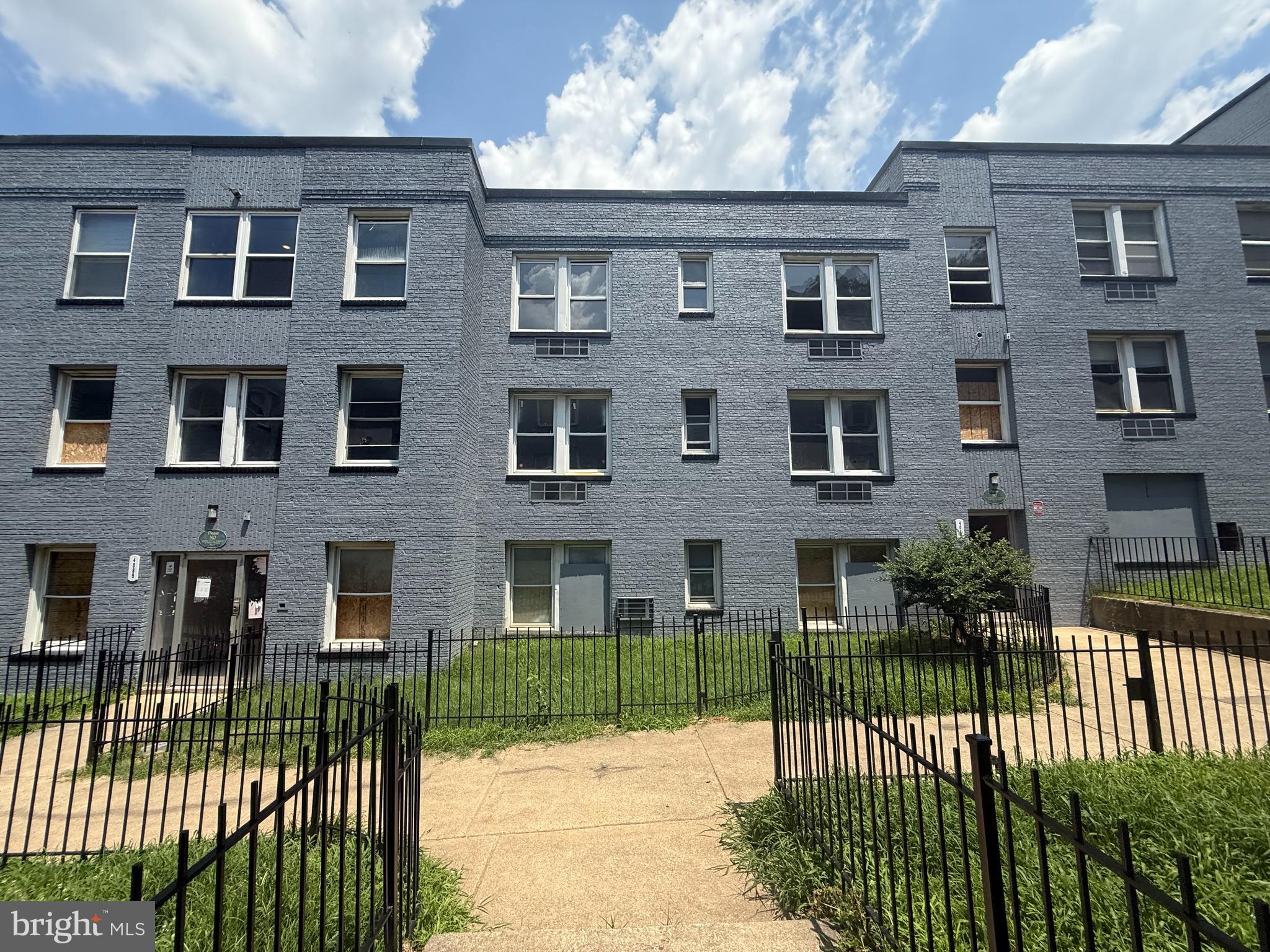 DEANWOOD - Commercial Sale