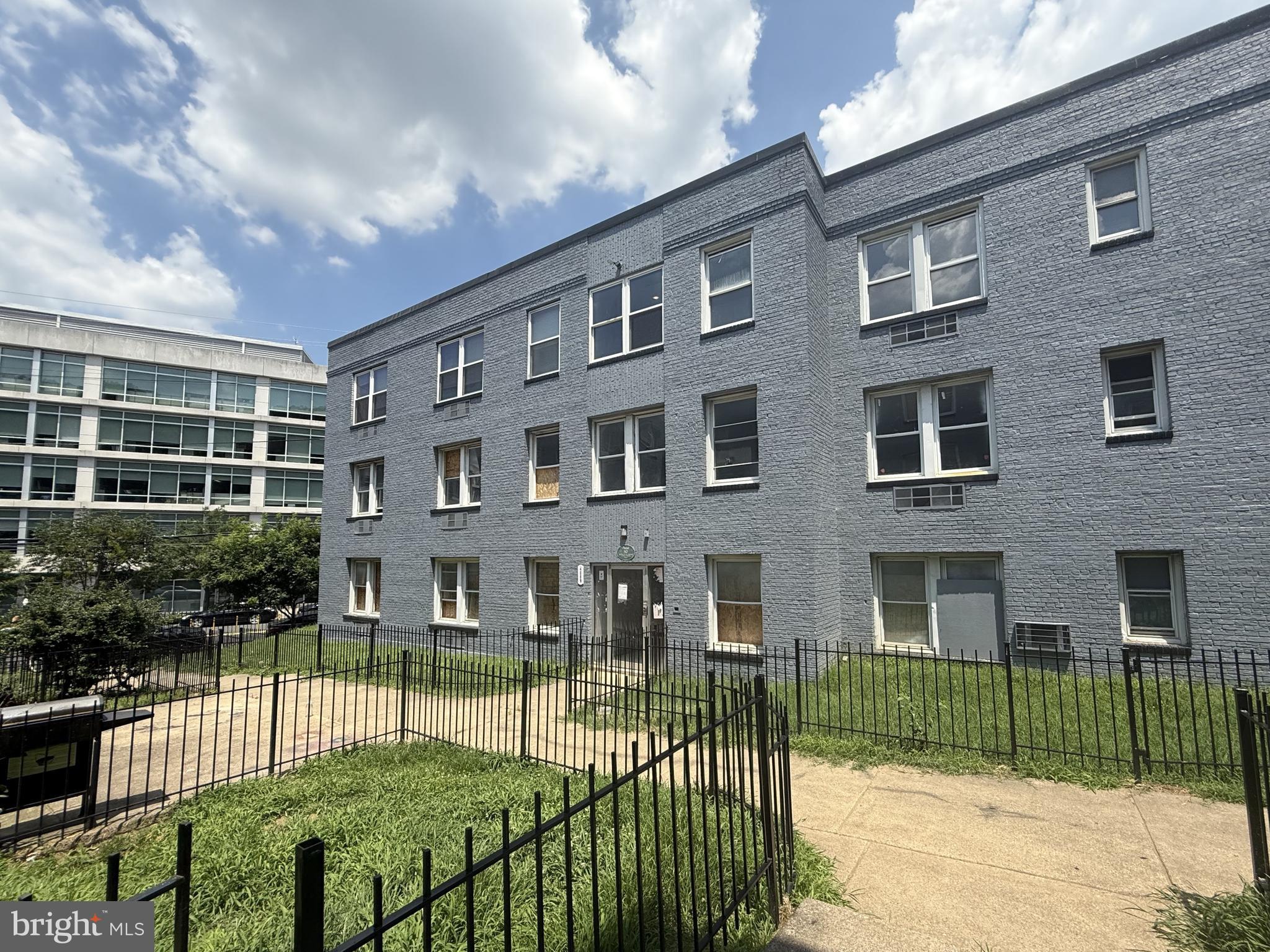 DEANWOOD - Commercial Sale