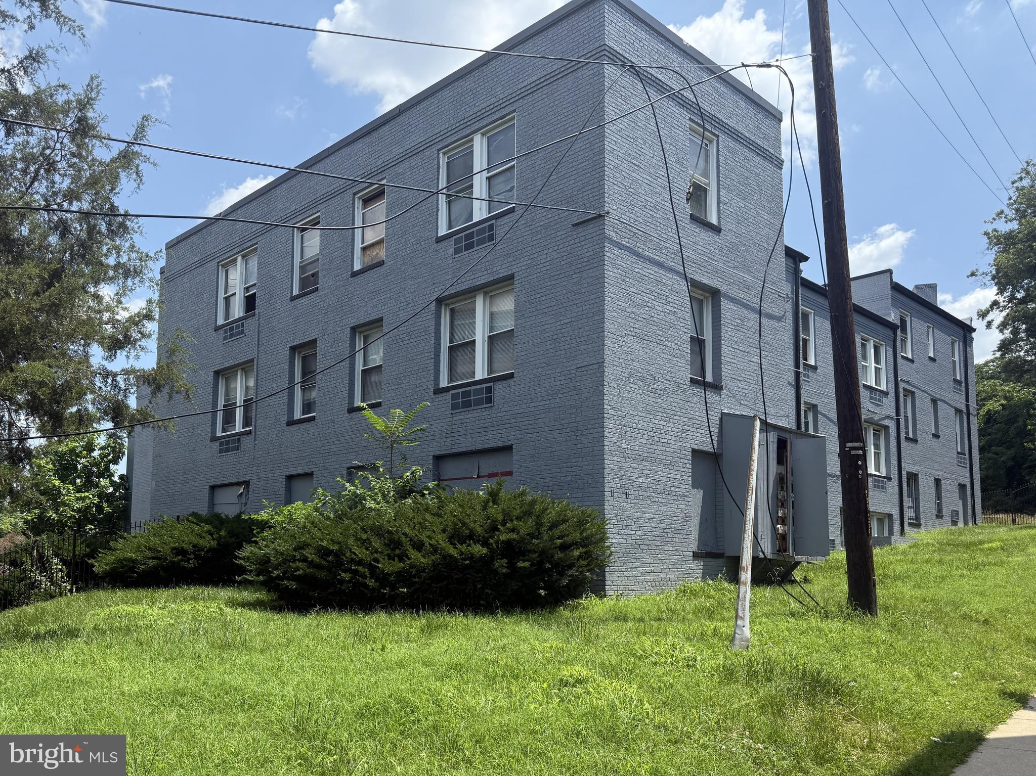 DEANWOOD - Commercial Sale