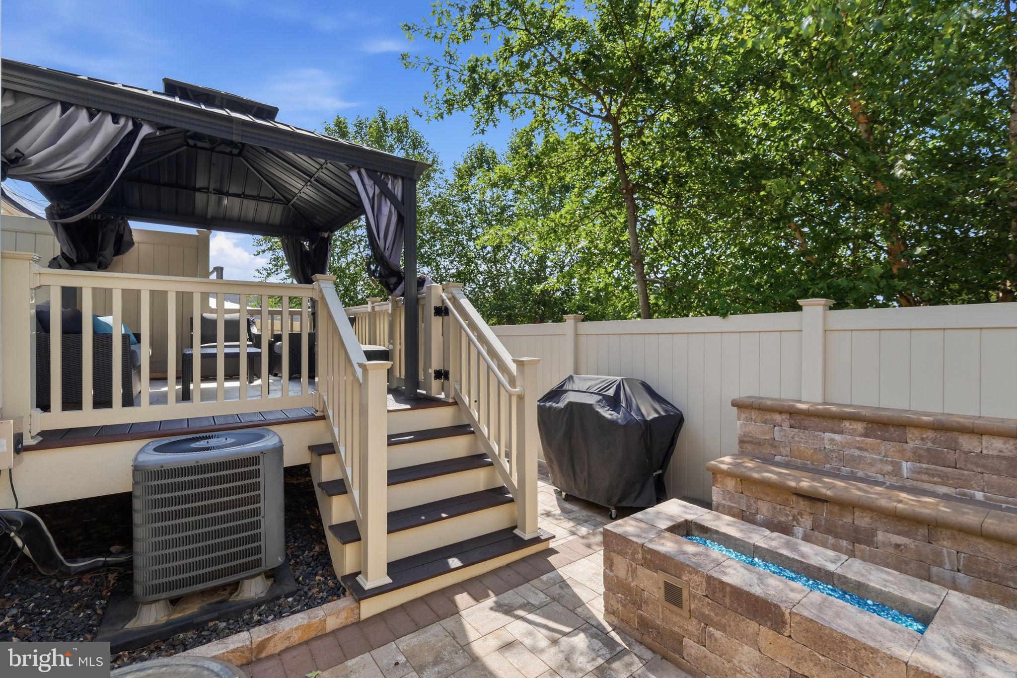 PONDVIEW - Residential